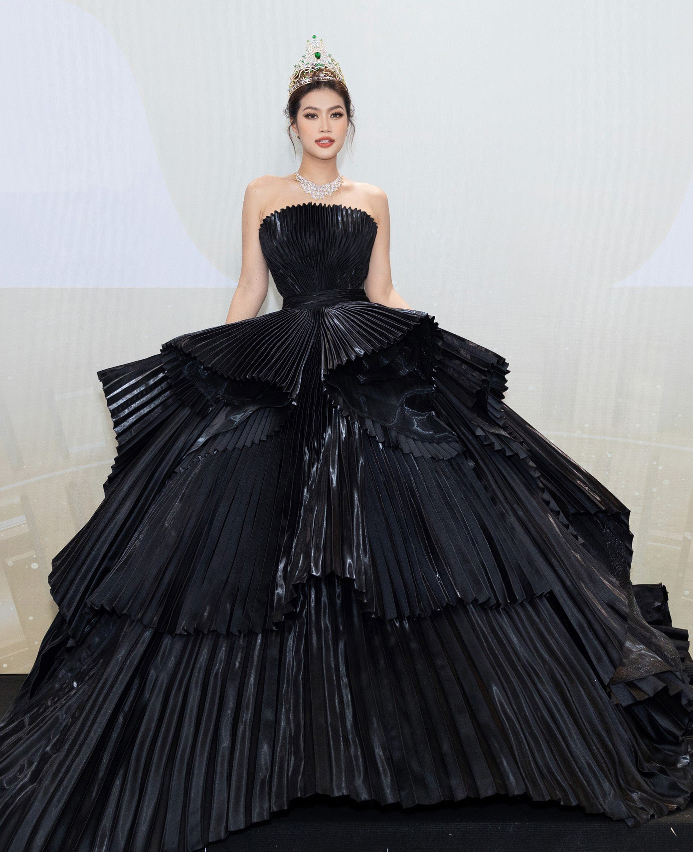 Đương kim Hoa hậu Hòa bình Việt Nam 2022 Đoàn Thiên Ân diện váy đen cúp ngực, khoe vai trần.