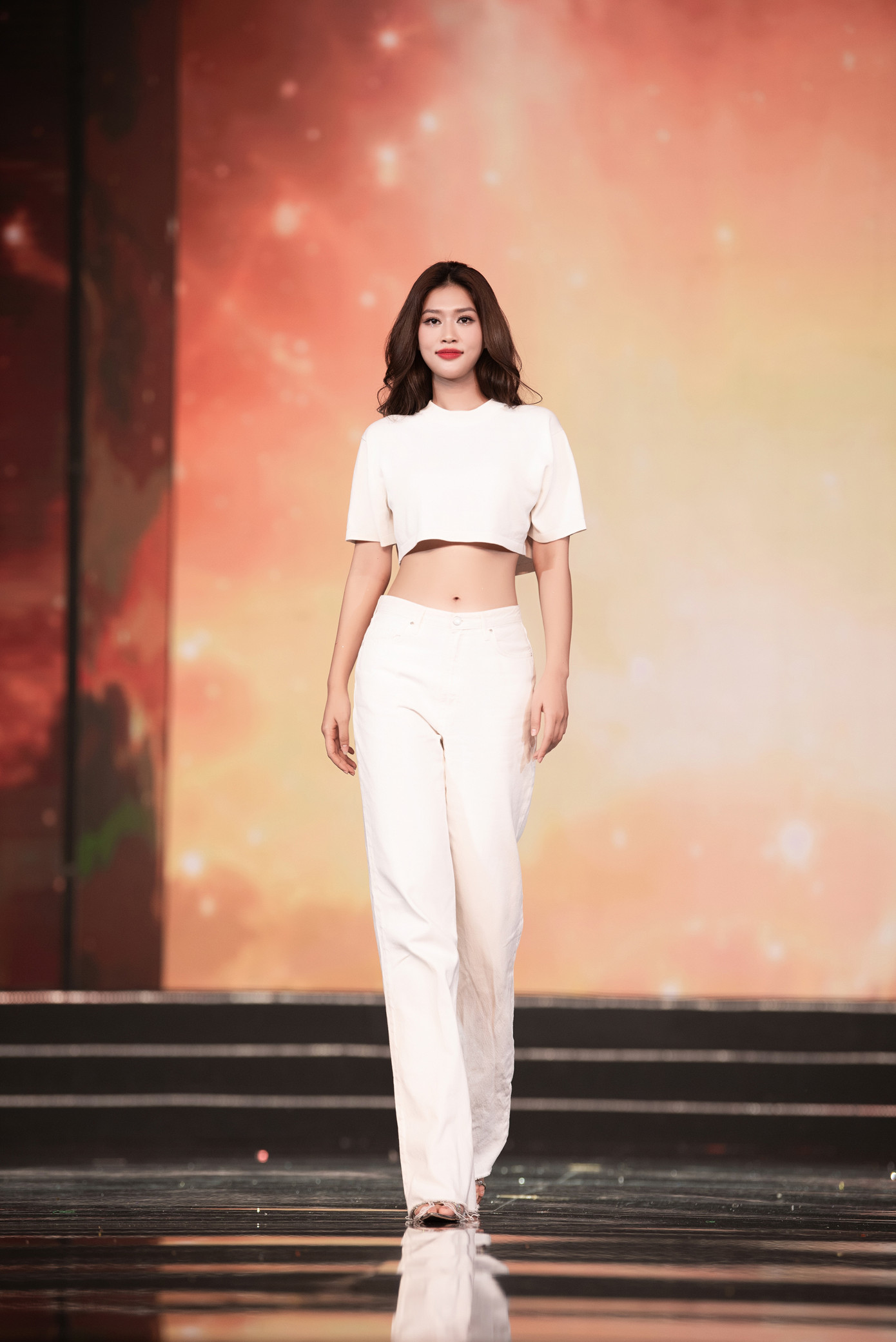 Top 5 Hoa hậu Hòa bình Việt Nam 202 tập luyện cho đêm chung kết.