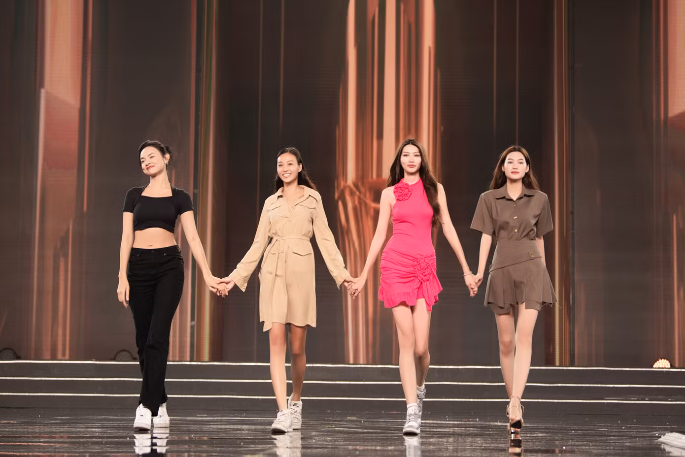 Top 5 Hoa hậu Hòa bình Việt Nam 202 tập luyện cho đêm chung kết. Top 5 Hoa hậu Hòa bình Việt Nam 202 tập luyện cho đêm chung kết.