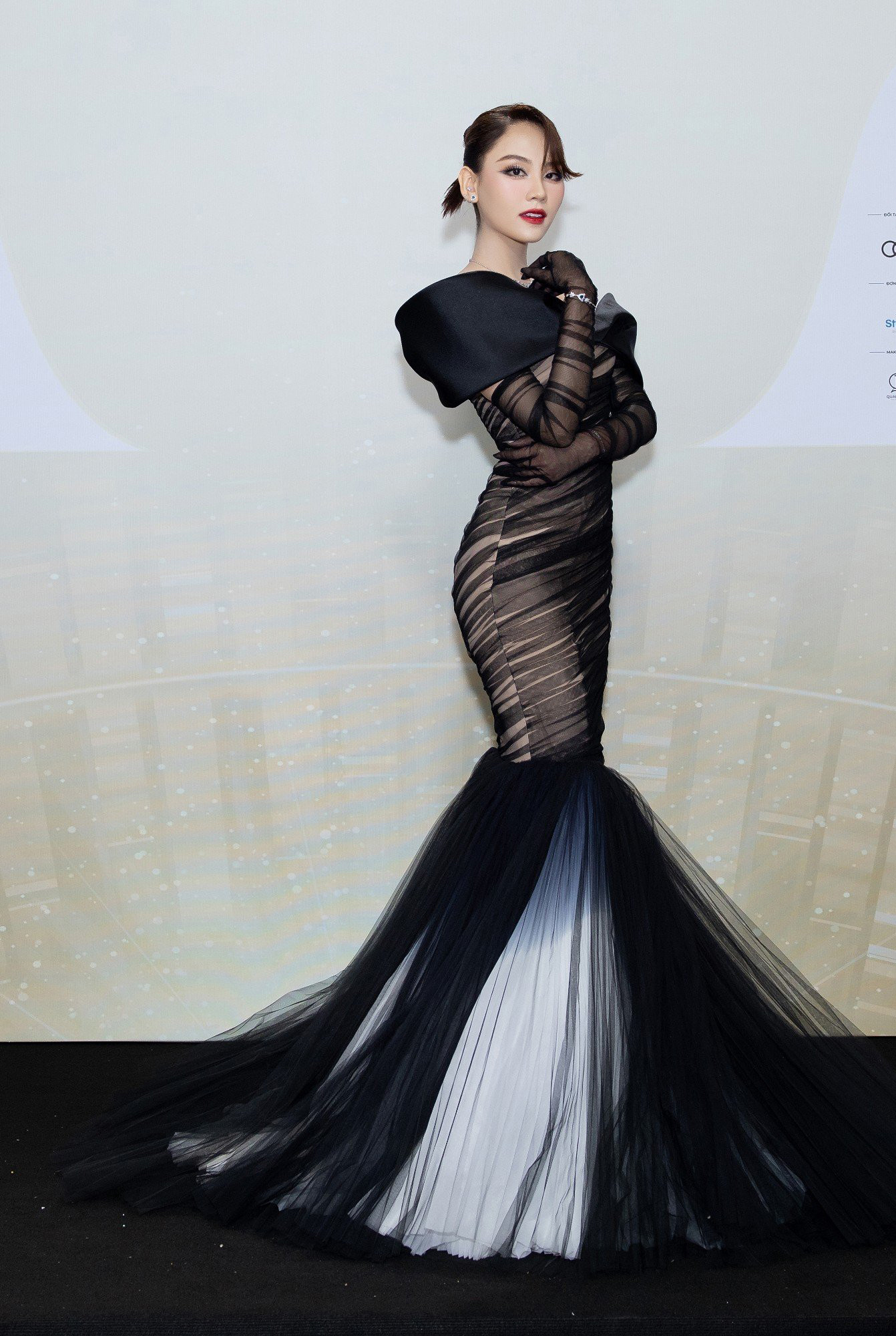 Hoa hậu Mai Phương diện váy đuôi cá tông màu đen - trắng kiêu sa.