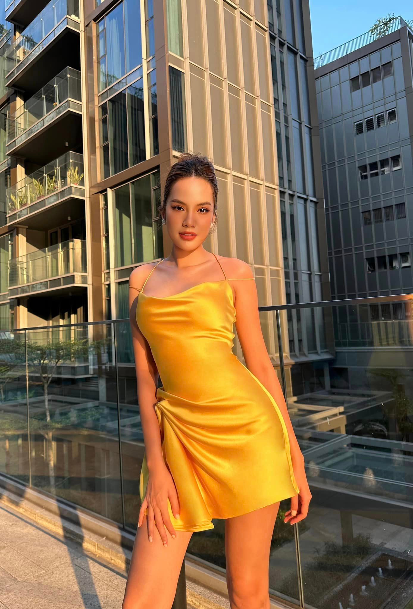 Người đẹp thường mặc váy áo bó sát để tôn lên số đo ba vòng gợi cảm 87-63-95 cm. Lê Hoàng Phương cũng nổi bật với chiều cao 1,76 m.