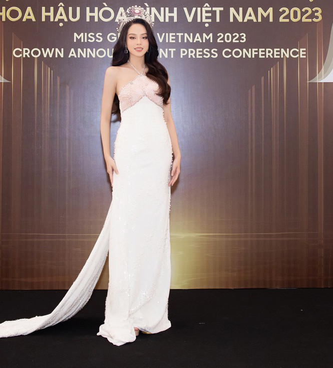 Chiều 21/8, Hoa hậu Thanh Thủy dự lễ công bố vương miện cùng giải thưởng dành cho Hoa hậu và các Á hậu của cuộc thi Hoa hậu Hòa bình Việt Nam 2023. Cô diện váy trắng thanh lịch.