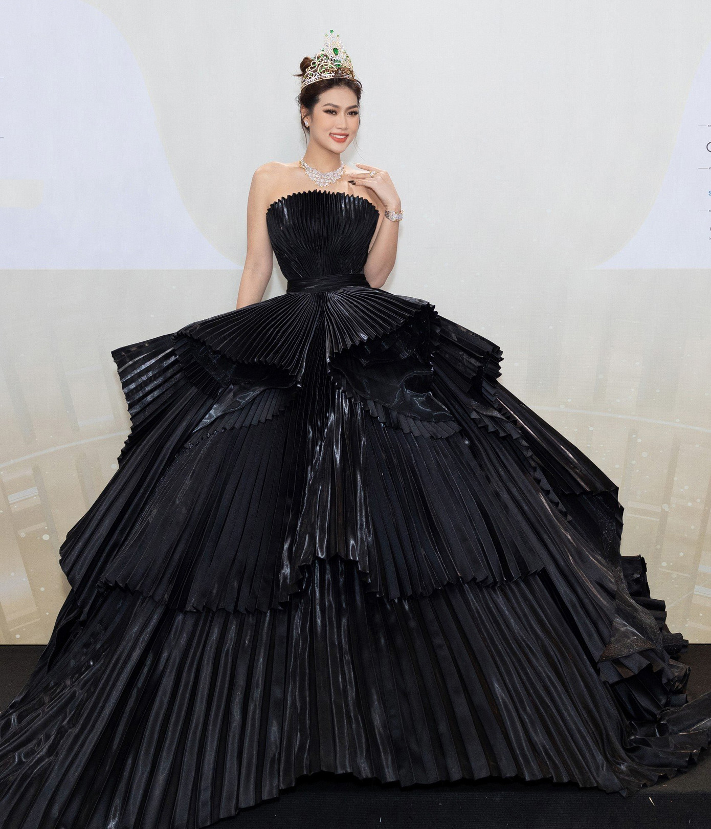 Đương kim Hoa hậu Hòa bình Việt Nam 2022 Đoàn Thiên Ân diện váy đen cúp ngực, khoe vai trần.