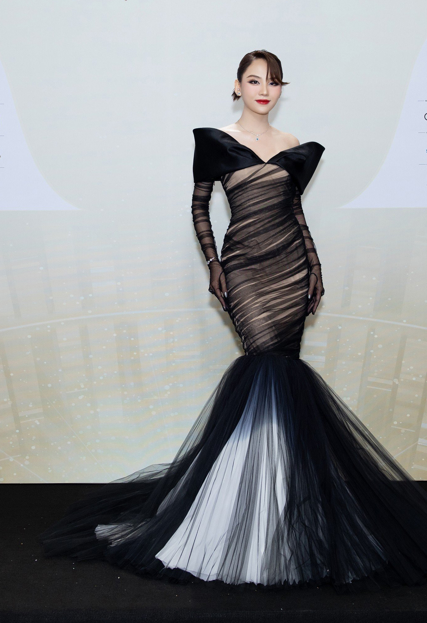 Hoa hậu Mai Phương diện váy đuôi cá tông màu đen - trắng kiêu sa.