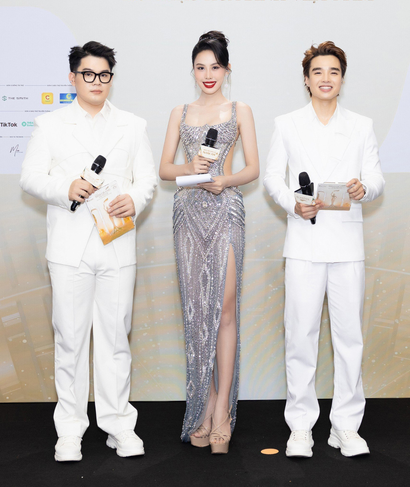 Á hậu Ngọc Hằng đảm nhận vai trò MC thảm đỏ.