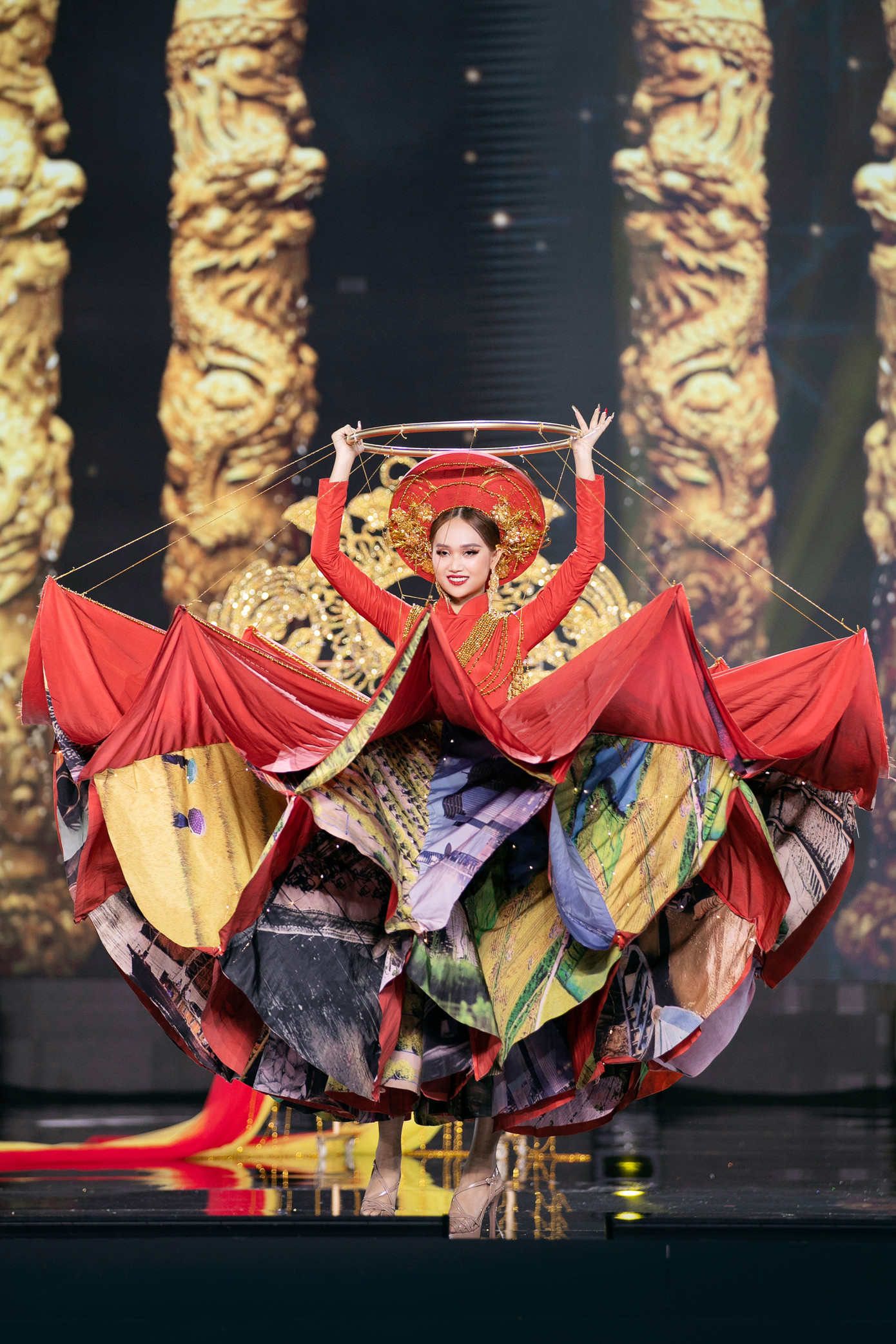 Nhà sử học cũng cho rằng phần thi National Costume mới bước sang năm thứ hai nên khán giả hãy đón nhận cái mới ở góc độ cởi mở, bao dung hơn.