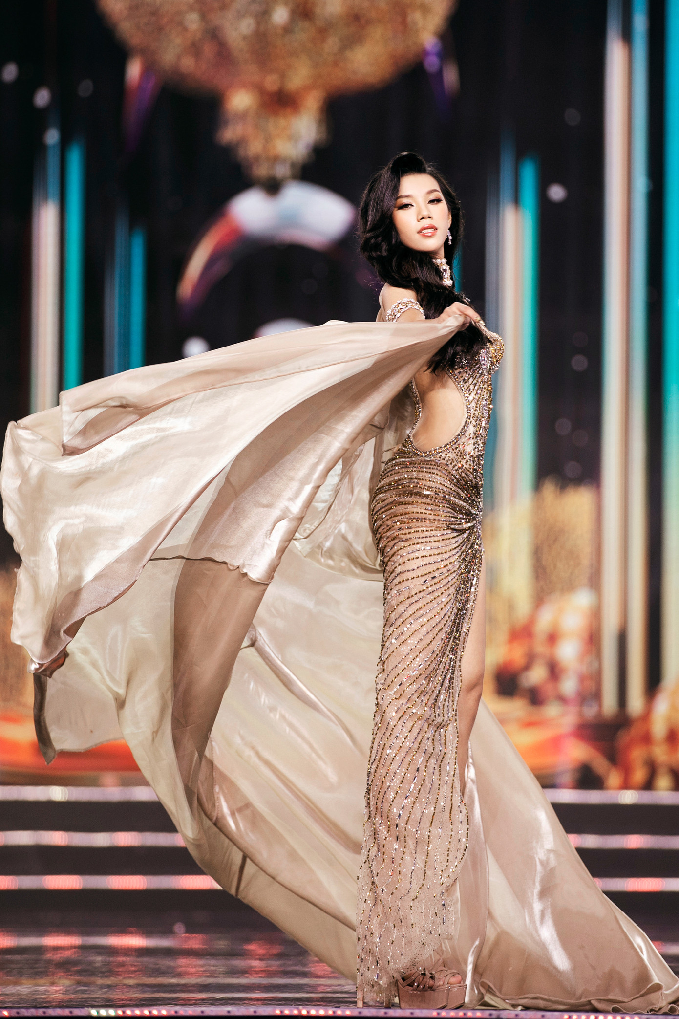 Miss Grand TPHCM - Bùi Thị Thục Hiền mặc váy đính đá, kết hợp áo choàng lộng lẫy. Cô cũng là người đẹp giành giải Miss Fashion - Người đẹp Thời trang của cuộc thi năm nay.