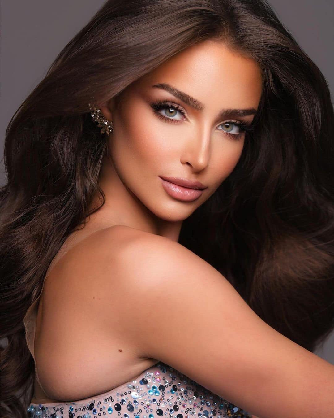 Tân Hoa hậu Hoàn vũ Canada Madison Kvaltin và Á hậu 3 - người đẹp gốc Việt Đỗ Hoàng Kim.