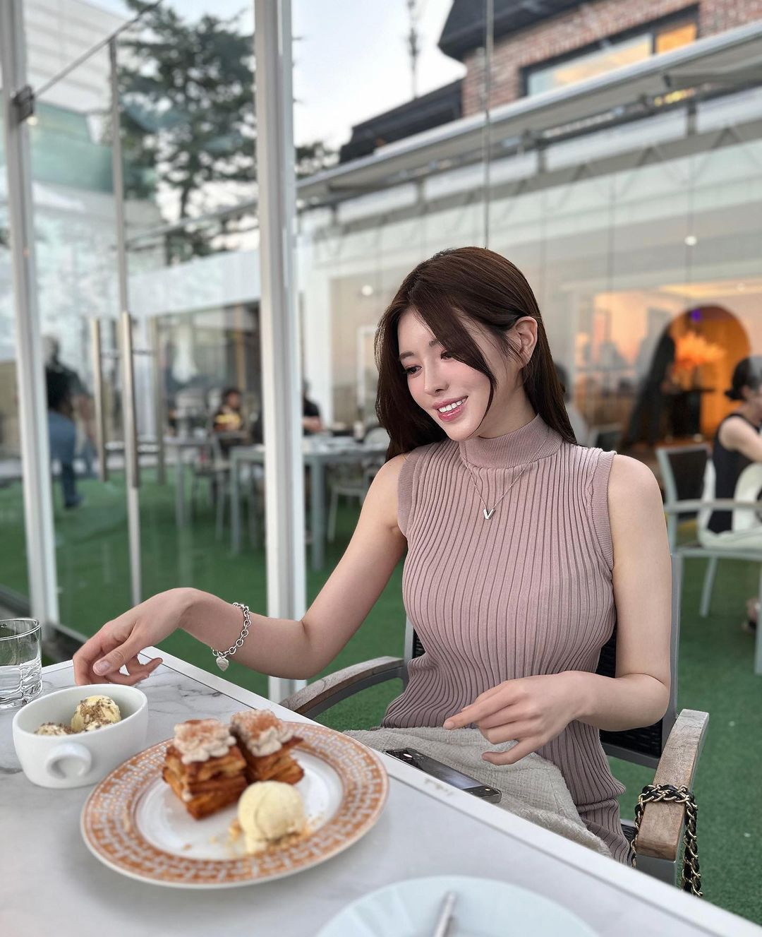 Năm ngoái đại diện của Hàn Quốc là người đẹp Hanna Kim nhưng không giành thành tích. Những năm gần đây, Hàn Quốc ngày càng mờ nhạt tại sân chơi Miss Universe. Vào đầu những năm 2000, Hàn Quốc có sự thể hiện rực rỡ tại Hoa hậu Hoàn vũ. Đáng chú ý là thành tích Á hậu 3 của người đẹp Honey Lee vào năm 2007. Honey Lee cũng được chuyên trang Globalbeauties bầu chọn là Miss Grand Slam - Hoa hậu đẹp nhất Thế giới 2007.