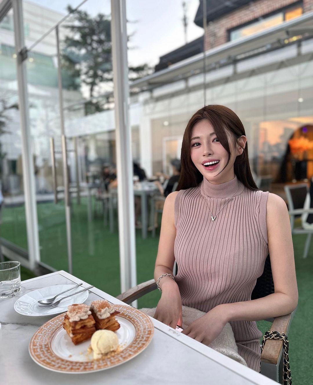 Năm ngoái đại diện của Hàn Quốc là người đẹp Hanna Kim nhưng không giành thành tích. Những năm gần đây, Hàn Quốc ngày càng mờ nhạt tại sân chơi Miss Universe. Vào đầu những năm 2000, Hàn Quốc có sự thể hiện rực rỡ tại Hoa hậu Hoàn vũ. Đáng chú ý là thành tích Á hậu 3 của người đẹp Honey Lee vào năm 2007. Honey Lee cũng được chuyên trang Globalbeauties bầu chọn là Miss Grand Slam - Hoa hậu đẹp nhất Thế giới 2007.