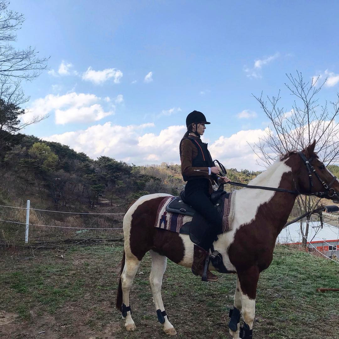 Soyun Kim có sở thích chơi golf và đam mê cưỡi ngựa. Người đẹp chia sẻ những môn thể thao này giúp cô có vóc dáng săn chắc, tinh thần sảng khoái.