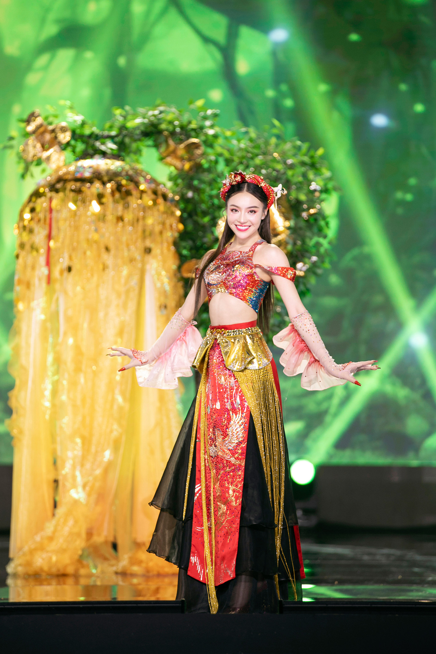 Trả lời sau đêm thi National Costume, nhà sử học Dương Trung Quốc - Trưởng ban cố vấn cuộc thi Hoa hậu Hòa bình Việt Nam 2023 đánh giá đêm thi trang phục văn hóa dân tộc là sự tích hợp của các loại hình văn hóa, nghệ thuật và có độ nhận diện cao.