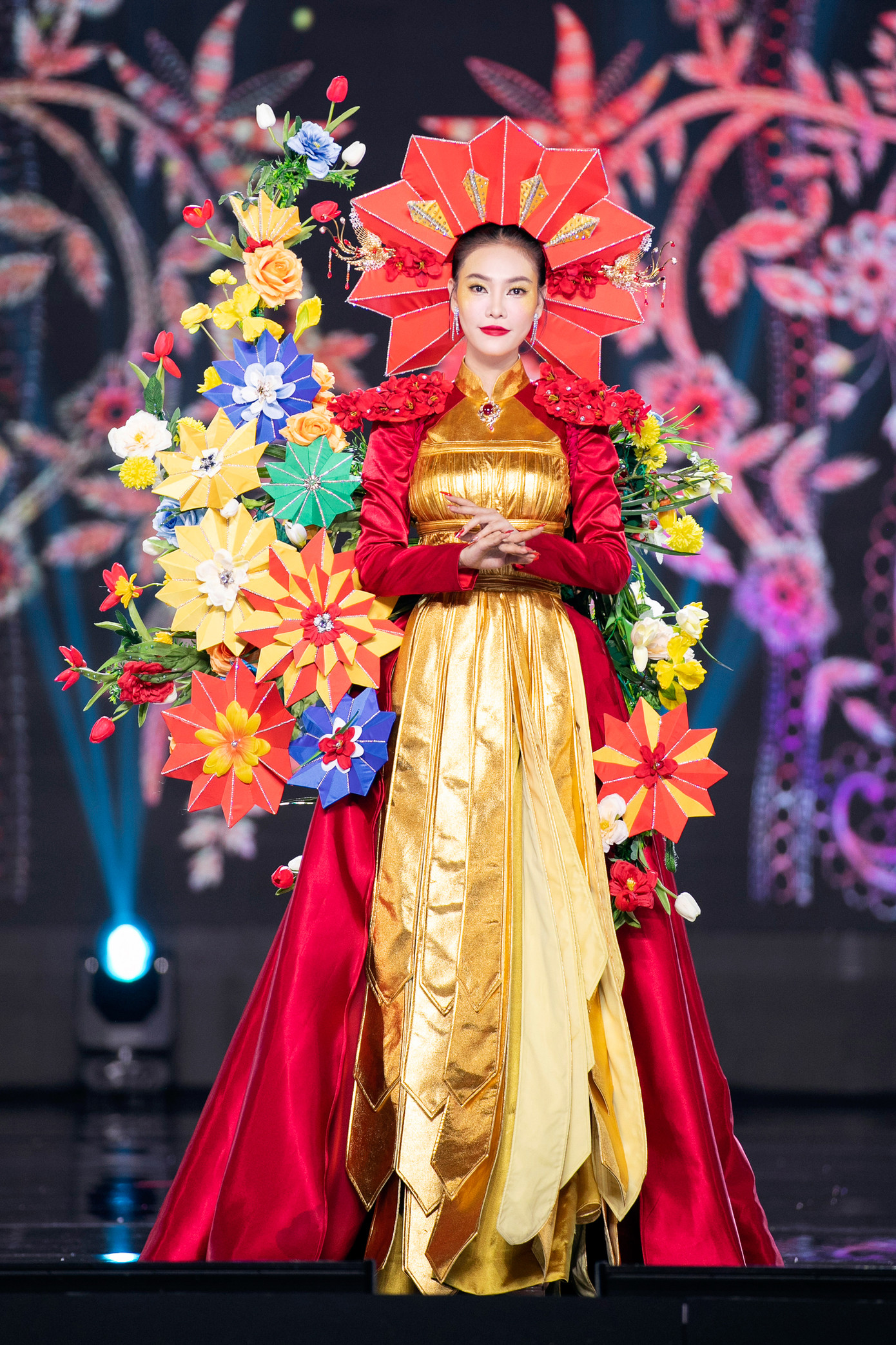 Trả lời sau đêm thi National Costume, nhà sử học Dương Trung Quốc - Trưởng ban cố vấn cuộc thi Hoa hậu Hòa bình Việt Nam 2023 đánh giá đêm thi trang phục văn hóa dân tộc là sự tích hợp của các loại hình văn hóa, nghệ thuật và có độ nhận diện cao.