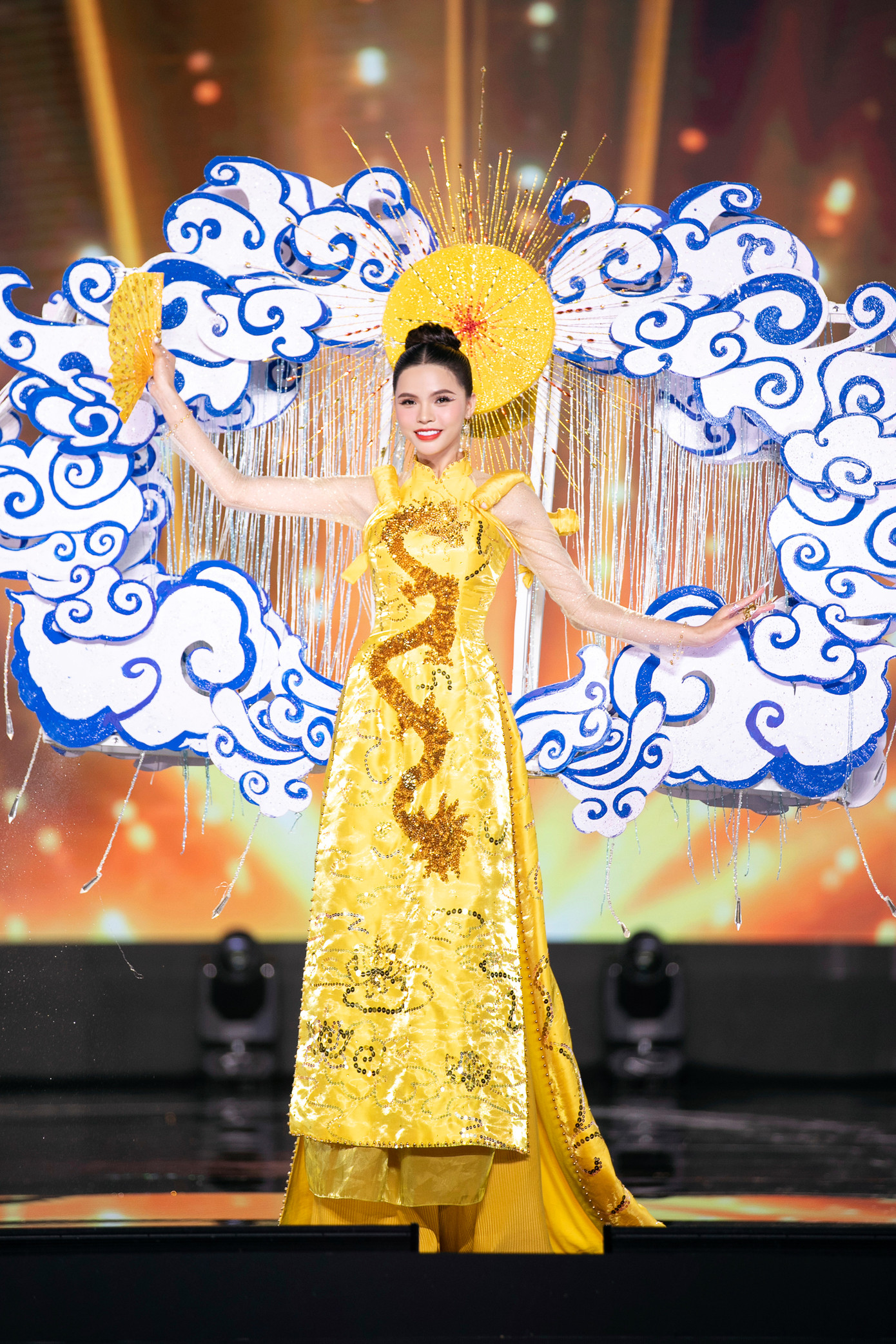 "Chúng ta phải quảng bá văn hóa ra thế giới. Các nhà thiết kế trẻ rất sáng tạo, họ dấn thân, tìm tòi về văn hóa, từ những đạo cụ hay những chi tiết nhỏ trên trang phục, cho thấy các bạn đã dốc công sức đầu tư thời gian, tiền bạc để mang nét đẹp văn hóa dân tộc đến khán giả trẻ. Tôi cho rằng họ đáng được hoan nghênh, cổ vũ", ông Dương Trung Quốc nói.