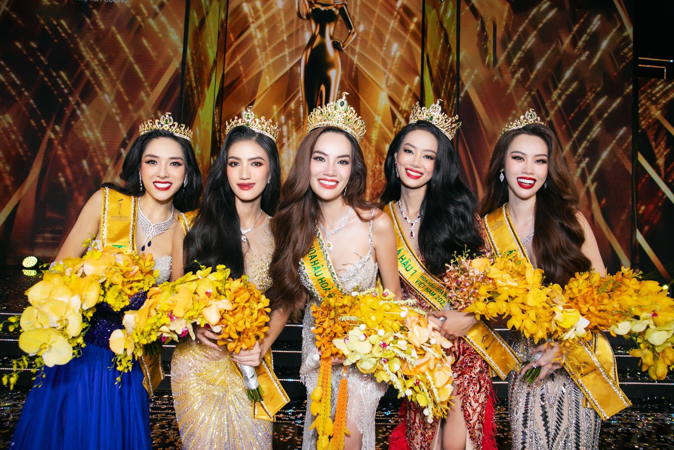 Tối 27/8 đã diễn ra chung kết Hoa hậu Hòa bình Việt Nam 2023. Chung cuộc, người đẹp Lê Hoàng Phương đến từ Khánh Hòa đã đăng quang ngôi vị cao nhất. Người đẹp Thái Bình - Lê Thị Hồng Hạnh (ngoài cùng bên trái) giành ngôi Á hậu 3. Cô được Á hậu 3 Hoa hậu Hòa bình Việt Nam 2022 Minh Như trao tiara và sash. Thành tích của Hồng Hạnh được cho là một bất ngờ trong đêm chung kết.