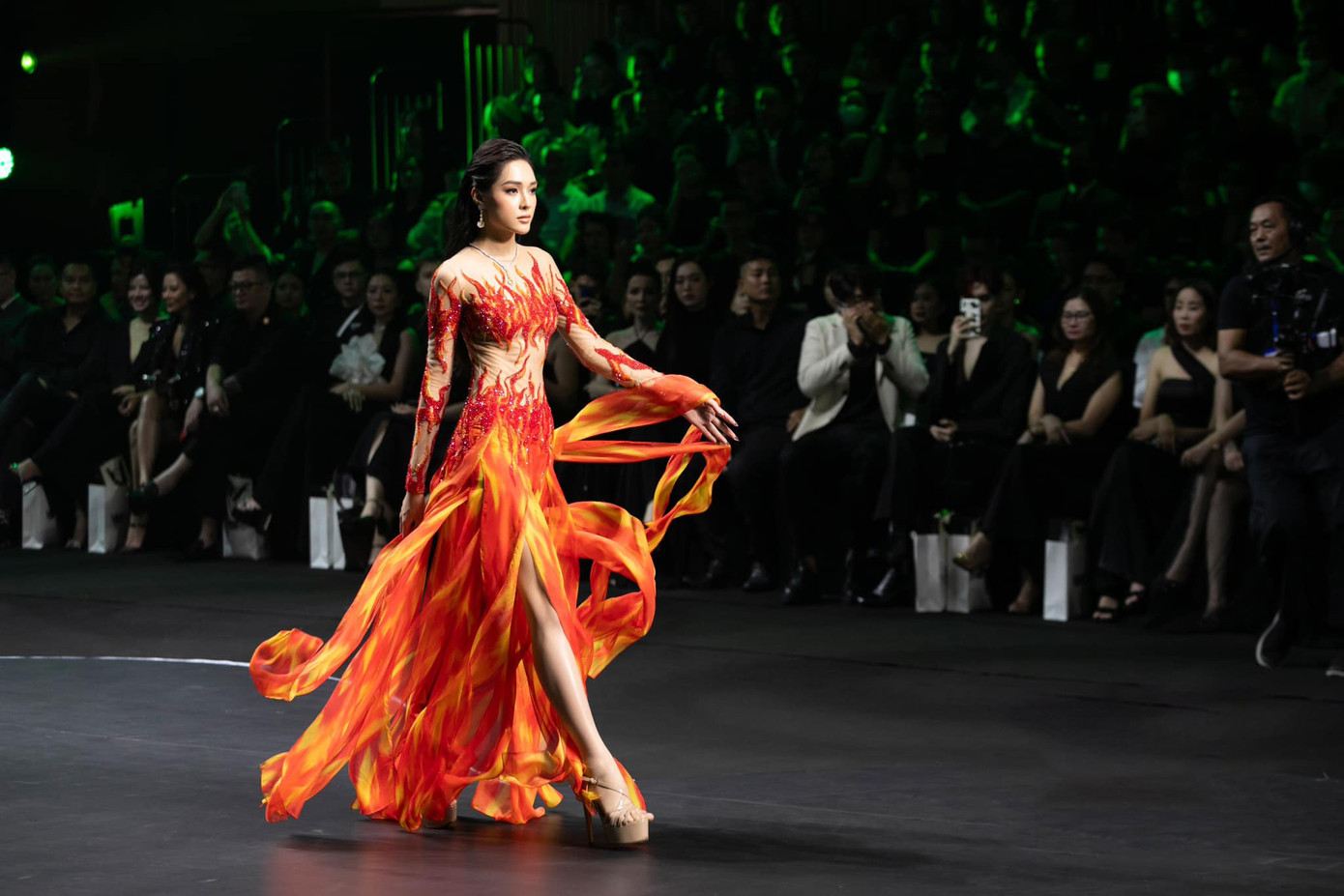 Hồng Hạnh tự tin khi trình diễn trong đêm thi thời trang của Hoa hậu Hòa bình Việt Nam 2023. Cô gây chú ý với những sải bước tự tin, thần thái kiêu sa. So với lần đầu thi Hoa hậu Hòa bình Việt Nam, Hồng Hạnh được nhận xét tiến bộ và hoàn thiện hơn về mọi mặt.