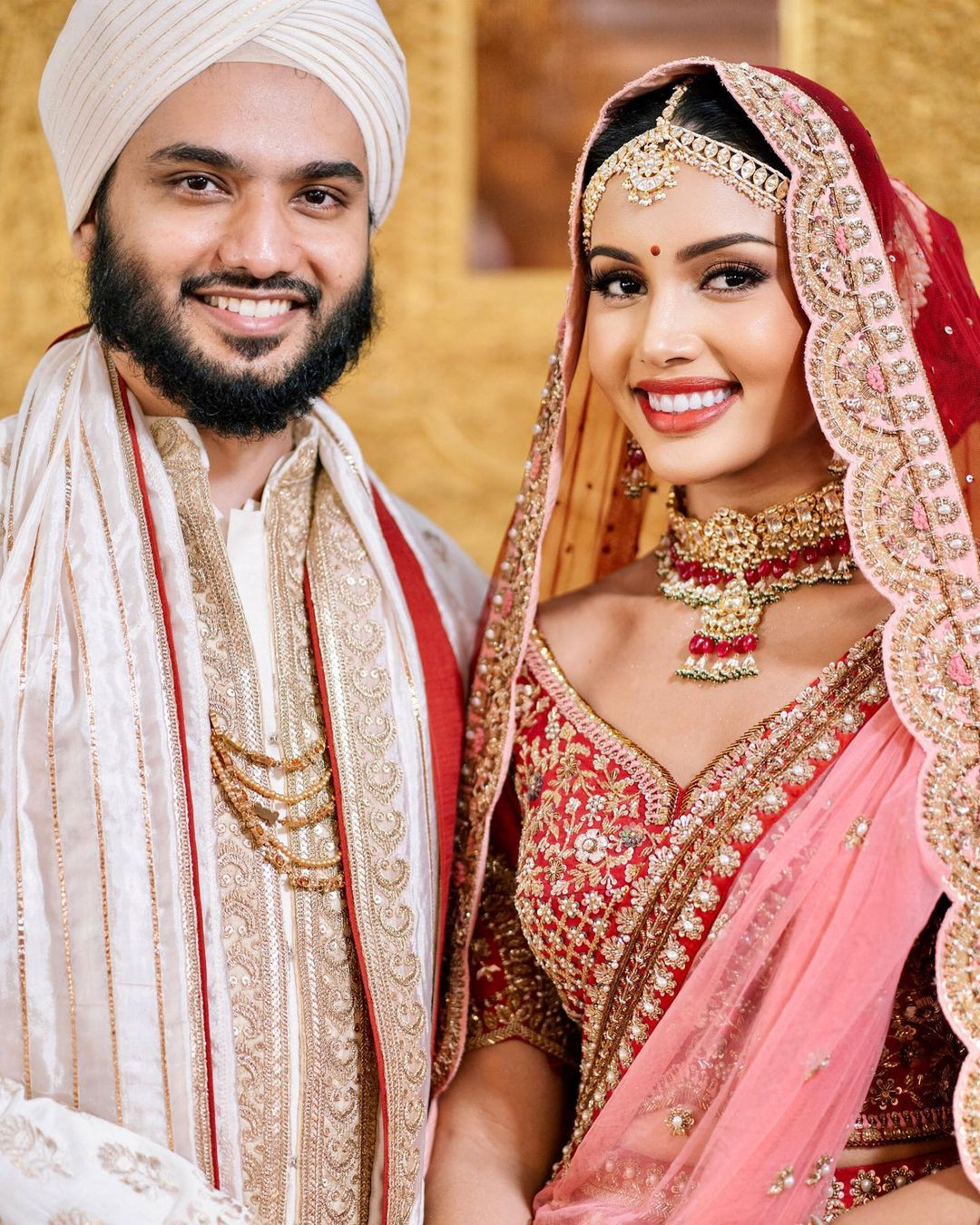 Hồi tháng 6/2021, Veena Praveenar Singh được bạn trai người Ấn Charoen Singh Thakral cầu hôn. Cô cũng thông báo kế hoạch kết hôn trong năm 2023 và nhận được sự ủng hộ của fan. Tuy nhiên, để chuẩn bị tham dự cuộc thi Hoa hậu Hoàn vũ Thái Lan 2023, Veena Praveenar Singh và bạn trai đã quyết định hoãn tổ chức hôn lễ để tạo điều kiện cho người đẹp toàn tâm toàn ý với đường đua sắc đẹp.