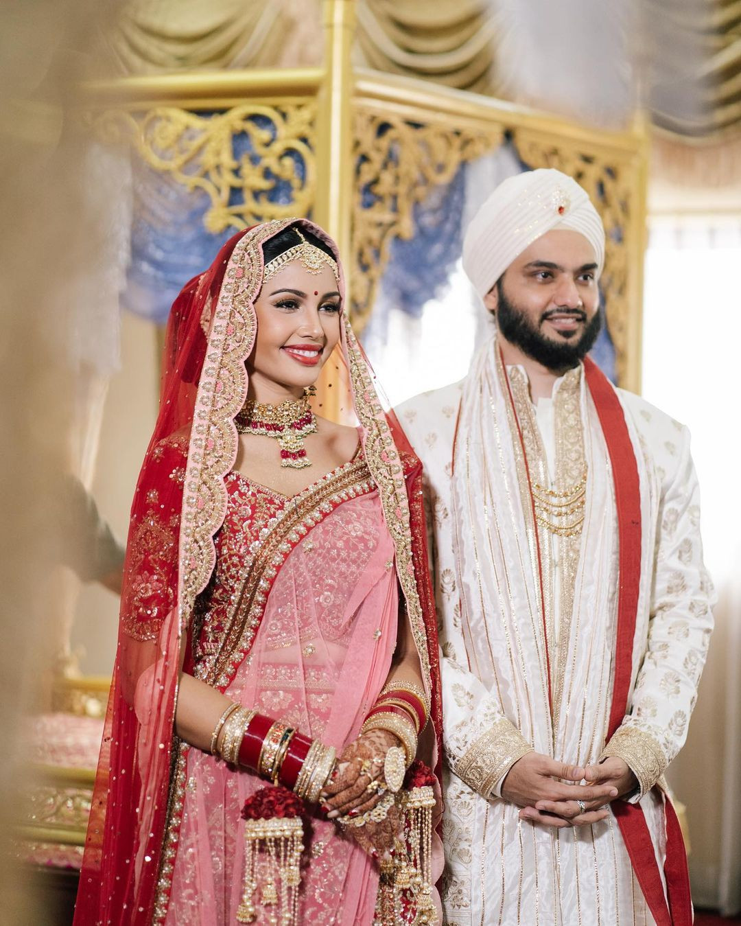 Hồi tháng 6/2021, Veena Praveenar Singh được bạn trai người Ấn Charoen Singh Thakral cầu hôn. Cô cũng thông báo kế hoạch kết hôn trong năm 2023 và nhận được sự ủng hộ của fan. Tuy nhiên, để chuẩn bị tham dự cuộc thi Hoa hậu Hoàn vũ Thái Lan 2023, Veena Praveenar Singh và bạn trai đã quyết định hoãn tổ chức hôn lễ để tạo điều kiện cho người đẹp toàn tâm toàn ý với đường đua sắc đẹp.