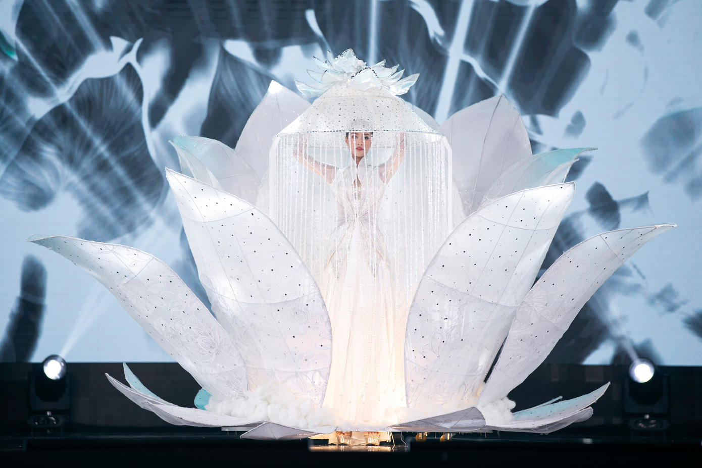 Hoa hậu Đoàn Thiên Ân kết show với tác phẩm Điệu Sen. Lấy cảm hứng từ hoa sen trắng, đại diện cho sự thanh khiết, trong sáng. Vẻ đẹp của đóa bạch liên cũng được ví như người phụ nữ với tâm hồn bao dung, ấm áp cùng nghị lực phi thường.