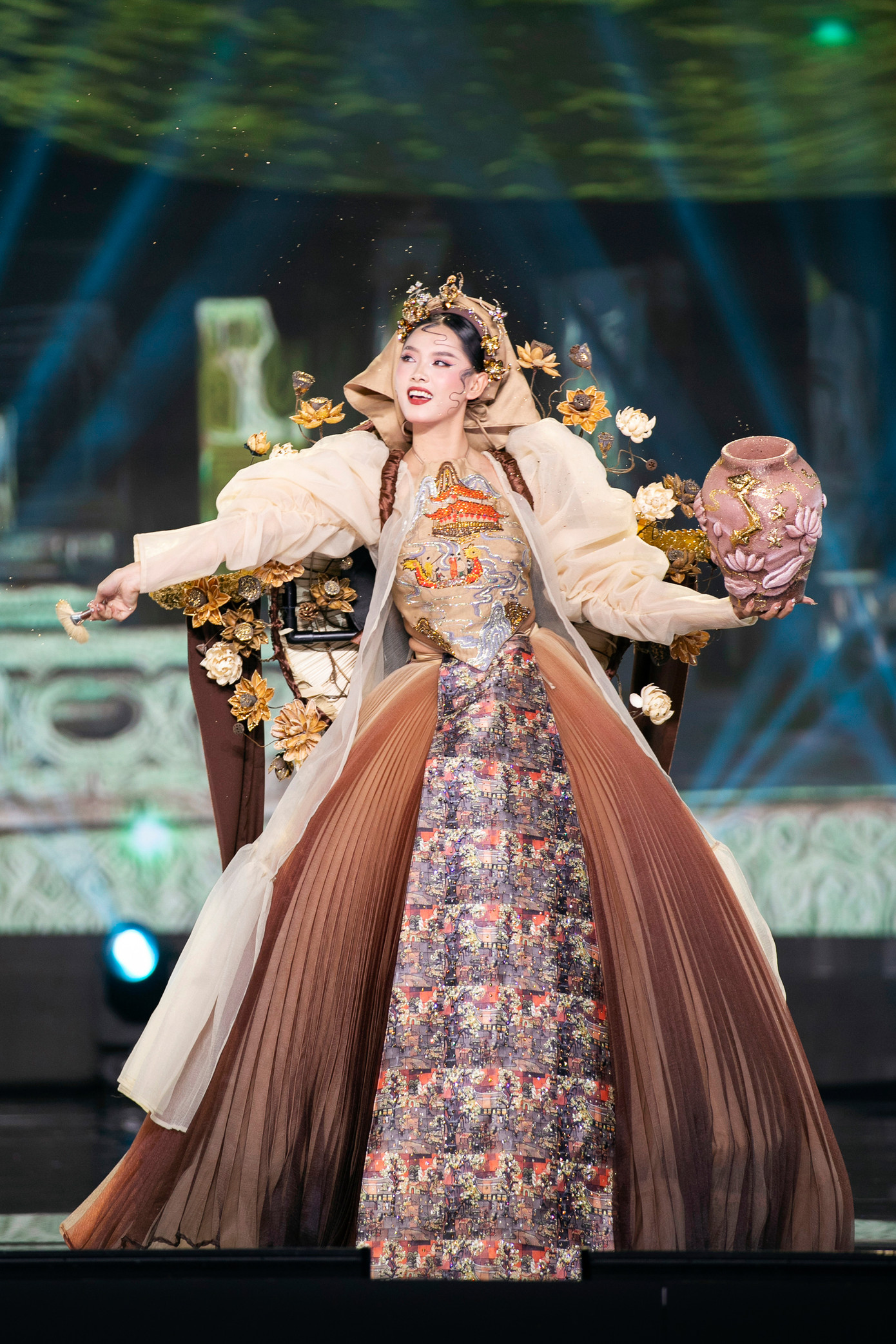 Trả lời sau đêm thi National Costume, nhà sử học Dương Trung Quốc - Trưởng ban cố vấn cuộc thi Hoa hậu Hòa bình Việt Nam 2023 đánh giá đêm thi trang phục văn hóa dân tộc là sự tích hợp của các loại hình văn hóa, nghệ thuật và có độ nhận diện cao.