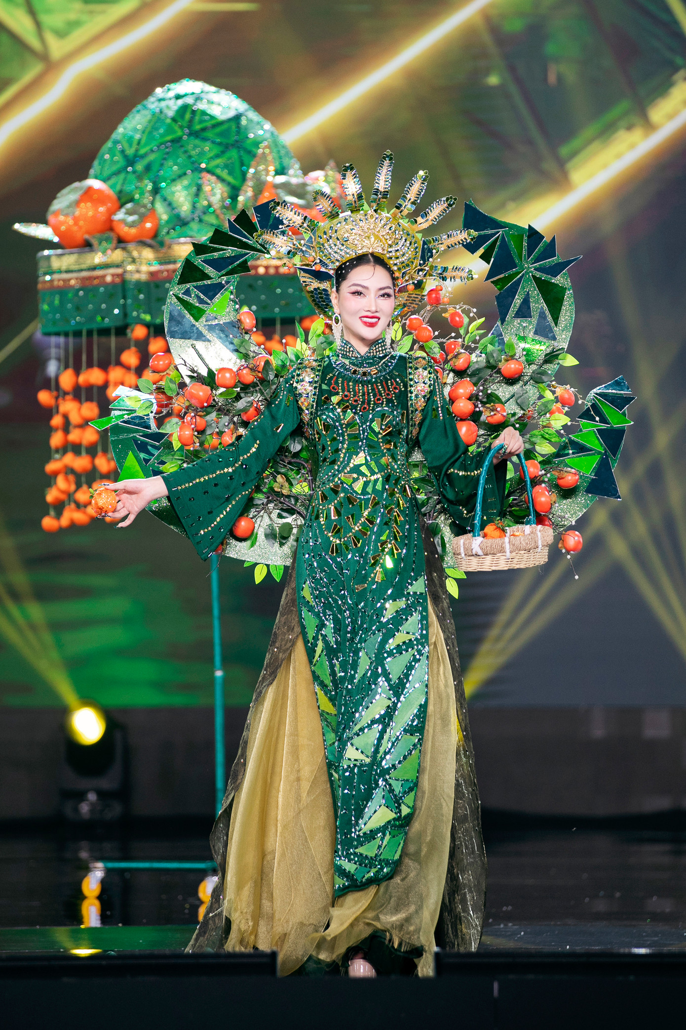 Đêm thi National Costume nằm trong khuôn khổ cuộc thi Miss Grand Vietnam - Hoa hậu Hòa bình Việt Nam 2023 đã diễn ra vào ngày 19/8 tại Nhà thi đấu Phú Thọ, TPHCM. Phần thi năm nay có sự góp mặt của dàn Hoa, Á hậu kết hợp cùng 44 thí sinh đã tạo nên một đêm trình diễn ấn tượng.