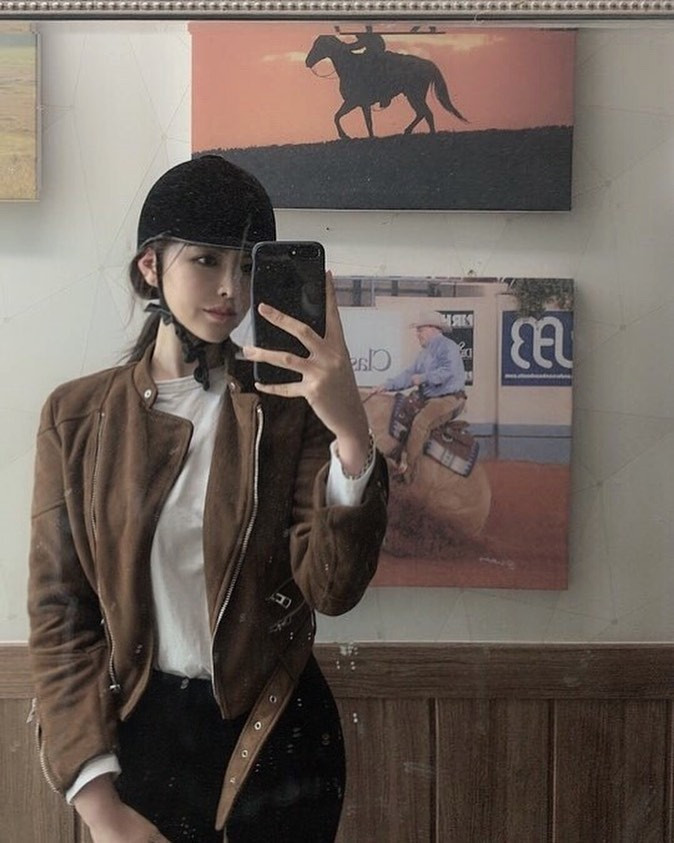 Soyun Kim có sở thích chơi golf và đam mê cưỡi ngựa. Người đẹp chia sẻ những môn thể thao này giúp cô có vóc dáng săn chắc, tinh thần sảng khoái.