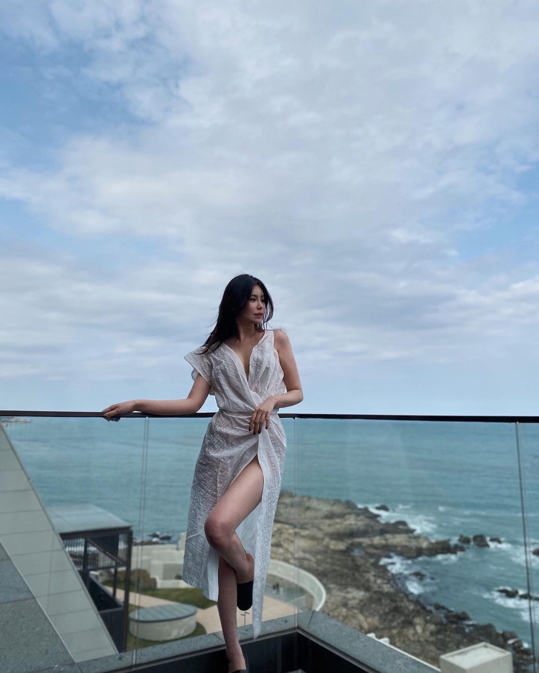 Người đẹp chuộng gam màu trắng và những thiết kế crop-top khoe vòng eo nhỏ nhắn.