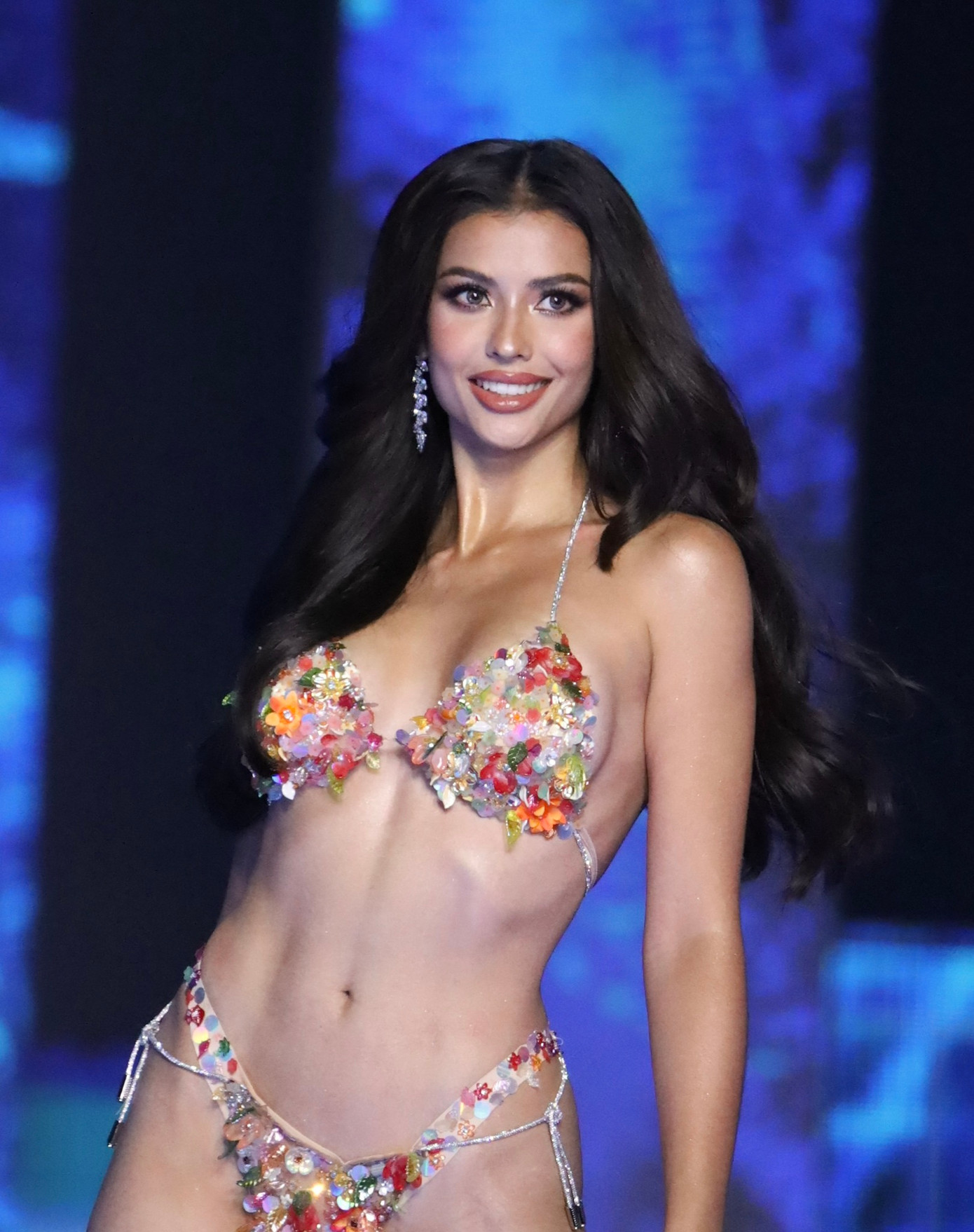 Tối 20/8 đã diễn ra đêm chung kết Hoa hậu Hoàn vũ Thái Lan 2023. Chung cuộc, người đẹp Anntonia Porsild đã đăng quang ngôi vị cao nhất. Trước đó, cô có màn trình diễn ấn tượng trong phần thi bikini. Anntonia Porsild sinh năm 1997, mang hai dòng máu Đan Mạch - Thái Lan với chiều cao 1,73 m và thân hình khỏe khoắn, nóng bỏng.