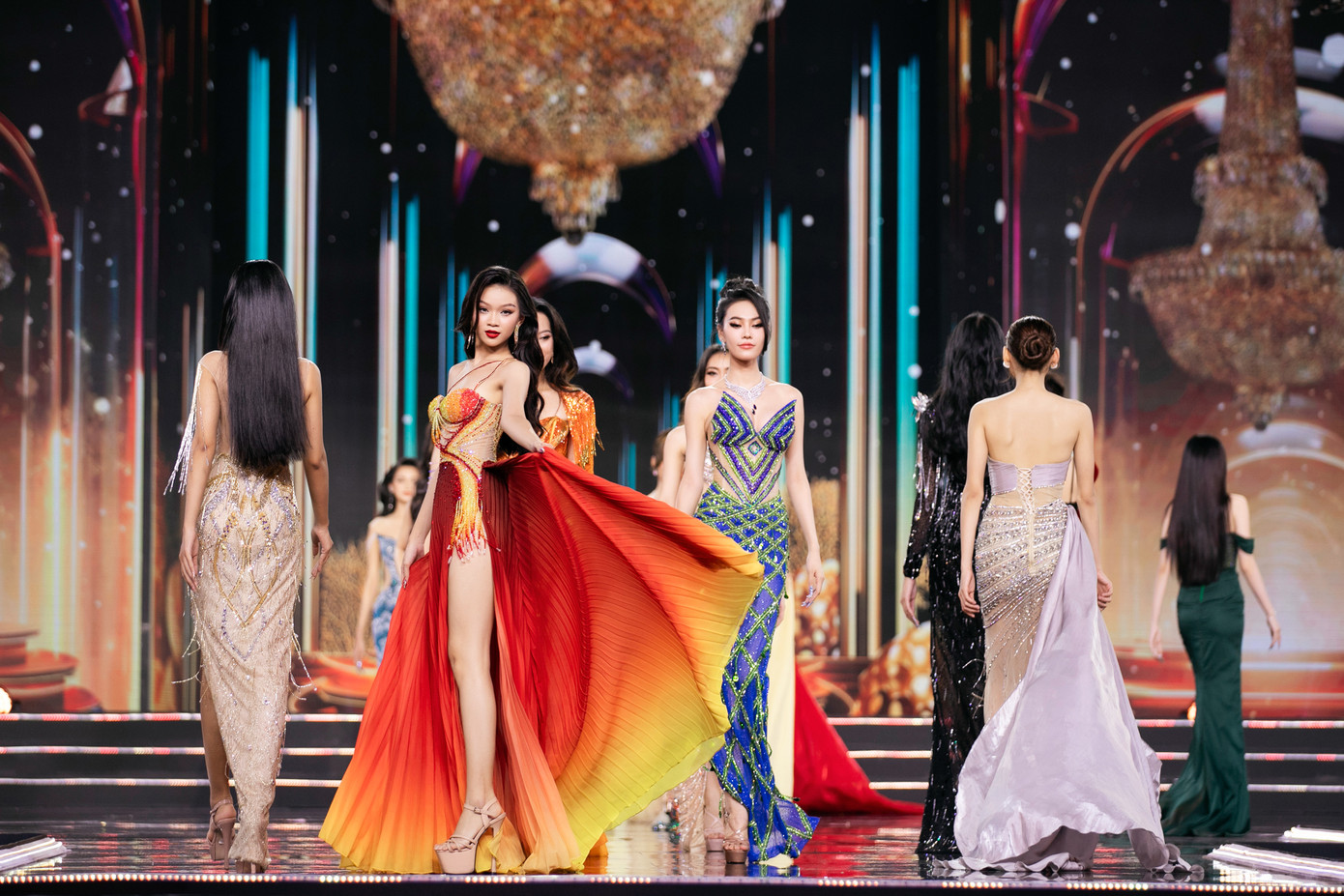 Sau khi công bố top 15, các thí sinh bước vào phần thi trình diễn váy dạ hội. Đây là phần thi được nhiều khán giả mong chờ trong đêm chung kết. Năm nay, ban tổ chức đầu tư âm thanh, ánh sáng, nhạc nền chuyên nghiệp, giúp thí sinh tỏa sáng trên sân khấu.