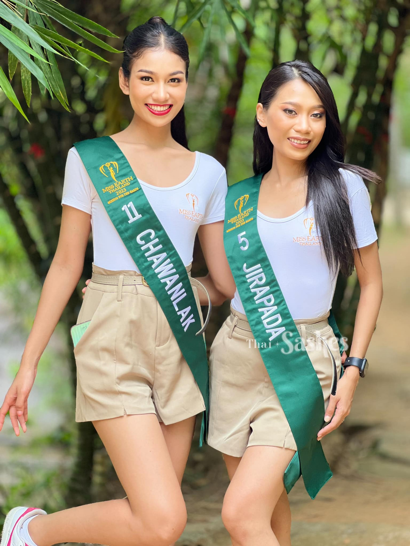 Trước đó, 12 thí sinh hào hứng khi tới thăm khu bảo tồn tre ở Đà Nẵng - Sơn Trà Tịnh Viên. Các người đẹp diện trang phục năng động, giản dị.