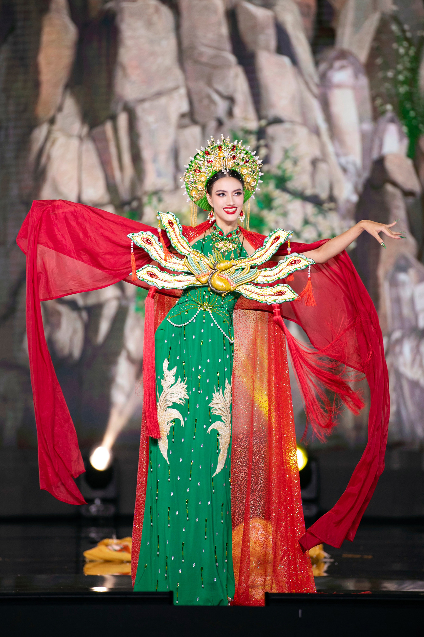 Đêm thi National Costume nằm trong khuôn khổ cuộc thi Miss Grand Vietnam - Hoa hậu Hòa bình Việt Nam 2023 đã diễn ra vào ngày 19/8 tại Nhà thi đấu Phú Thọ, TPHCM. Phần thi năm nay có sự góp mặt của dàn Hoa, Á hậu kết hợp cùng 44 thí sinh đã tạo nên một đêm trình diễn ấn tượng.