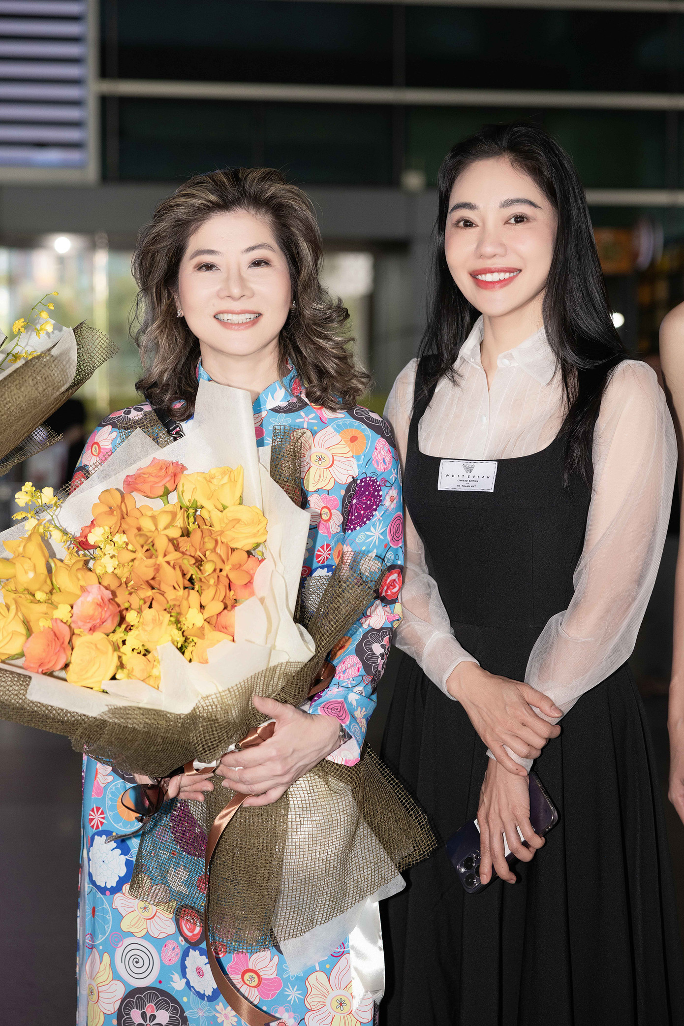 Bà Teresa Chaivisut - phó chủ tịch Miss Grand International diện váy hoa rực rỡ khi xuất hiện ở sân bay. Trước đó, ông Nawat - chủ tịch cuộc thi Miss Grand International cũng tới Việt Nam vào ngày 25/8 để tham dự đêm chung kết.