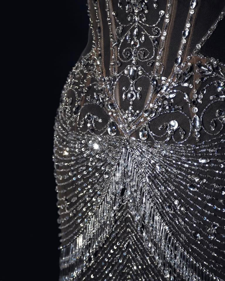 Qua bản thiết kế được tung ra trước đó, có thể thấy chiếc váy dạ hội của Anntonia Porsild trong suốt như một màn sương.