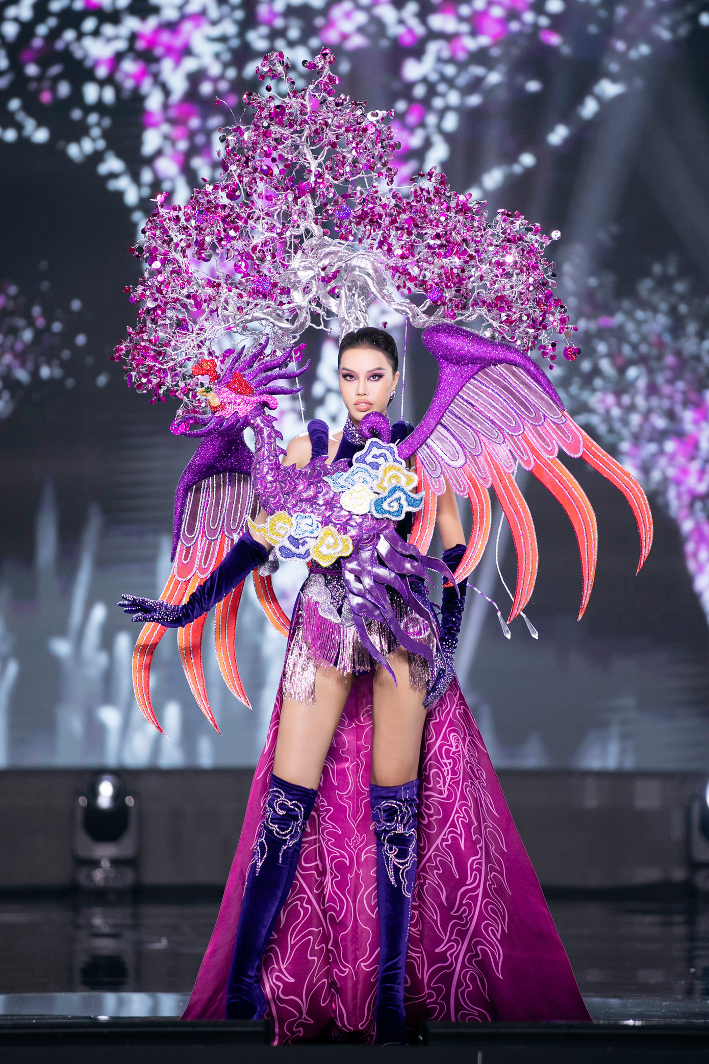 Sân khấu năm nay được ban tổ chức đầu tư chuyên nghiệp với với không gian rộng lớn đã tạo nên một đêm trình diễn ấn tượng.