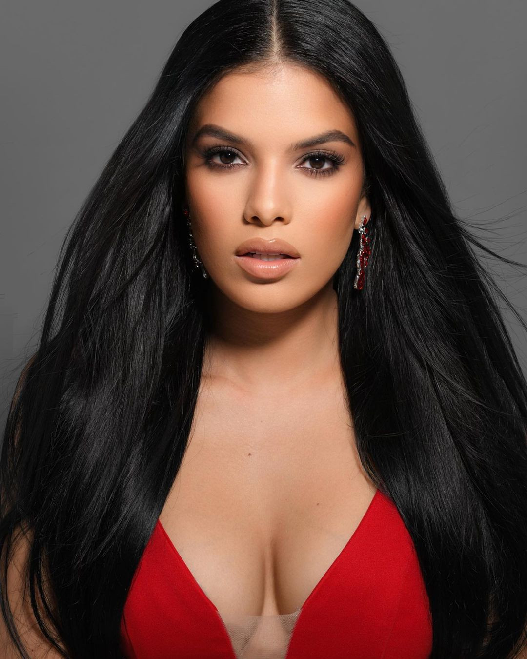 Tân Hoa hậu Hòa bình Cuba 2023 năm nay 26 tuổi, hiện là người mẫu chuyên nghiệp tại quê nhà. Cô có sắc vóc nóng bỏng, đậm chất Latinh.