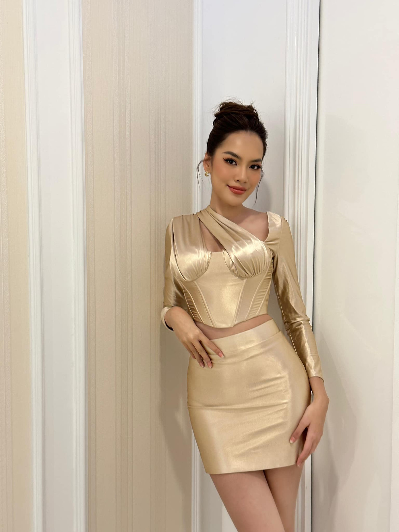 Khi Lê Hoàng Phương đăng ký dự thi Hoa hậu Hòa bình Việt Nam 2023, nhiều người cho rằng tuổi tác là bất lợi của cô. Người đẹp sinh năm 1995, đã 28 tuổi. Vì là thí sinh nhiều tuổi nhất cuộc thi năm nay nên một số ý kiến cho rằng nhan sắc của Hoàng Phương bị già và cứng.