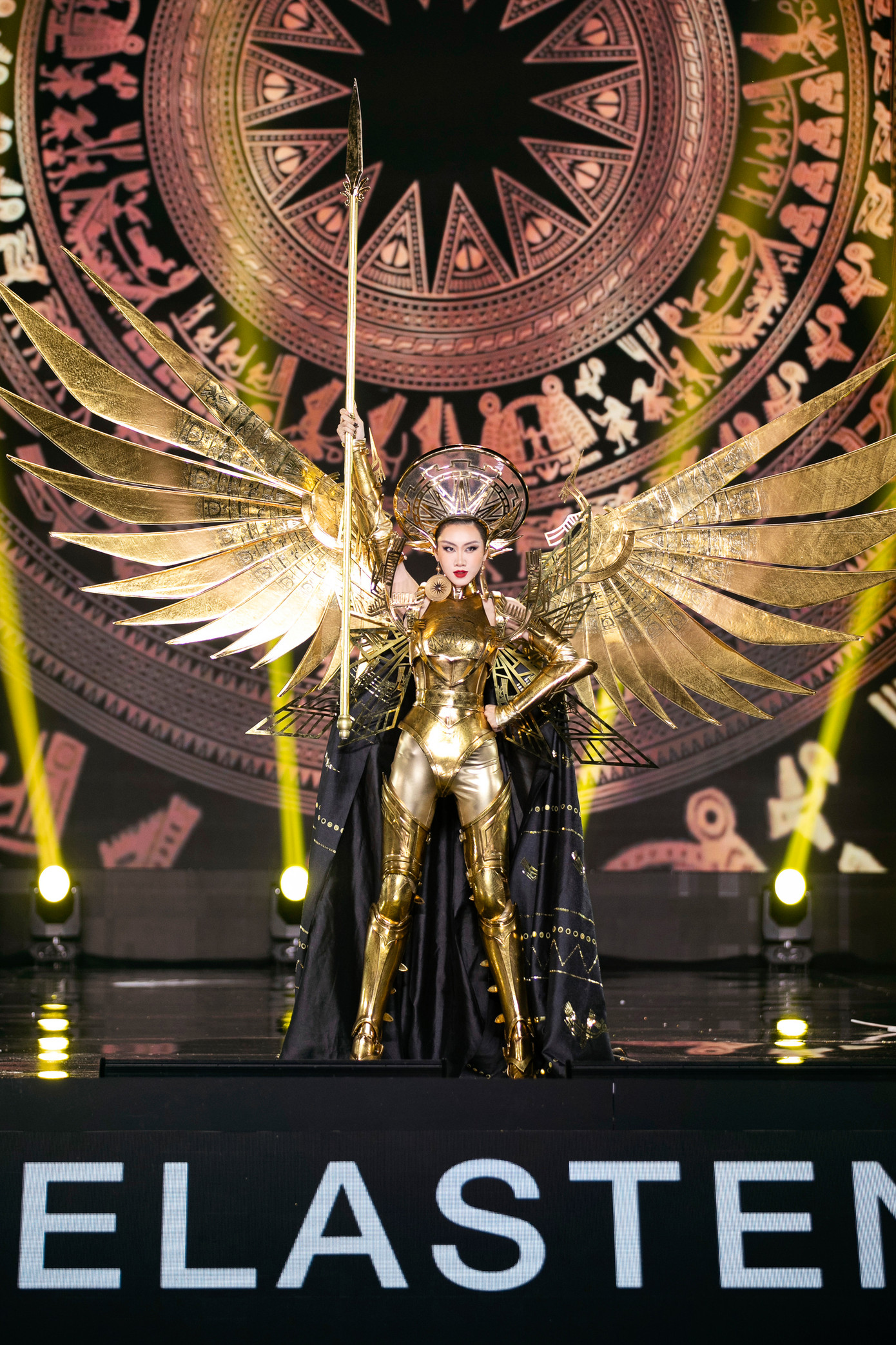 Sân khấu năm nay được ban tổ chức đầu tư chuyên nghiệp với với không gian rộng lớn đã tạo nên một đêm trình diễn ấn tượng.