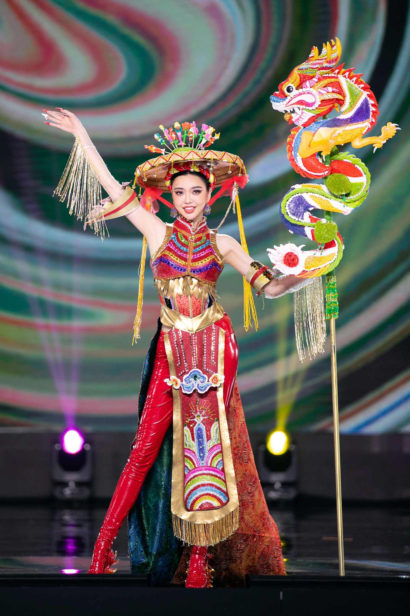 "Chúng ta phải quảng bá văn hóa ra thế giới. Các nhà thiết kế trẻ rất sáng tạo, họ dấn thân, tìm tòi về văn hóa, từ những đạo cụ hay những chi tiết nhỏ trên trang phục, cho thấy các bạn đã dốc công sức đầu tư thời gian, tiền bạc để mang nét đẹp văn hóa dân tộc đến khán giả trẻ. Tôi cho rằng họ đáng được hoan nghênh, cổ vũ", ông Dương Trung Quốc nói.