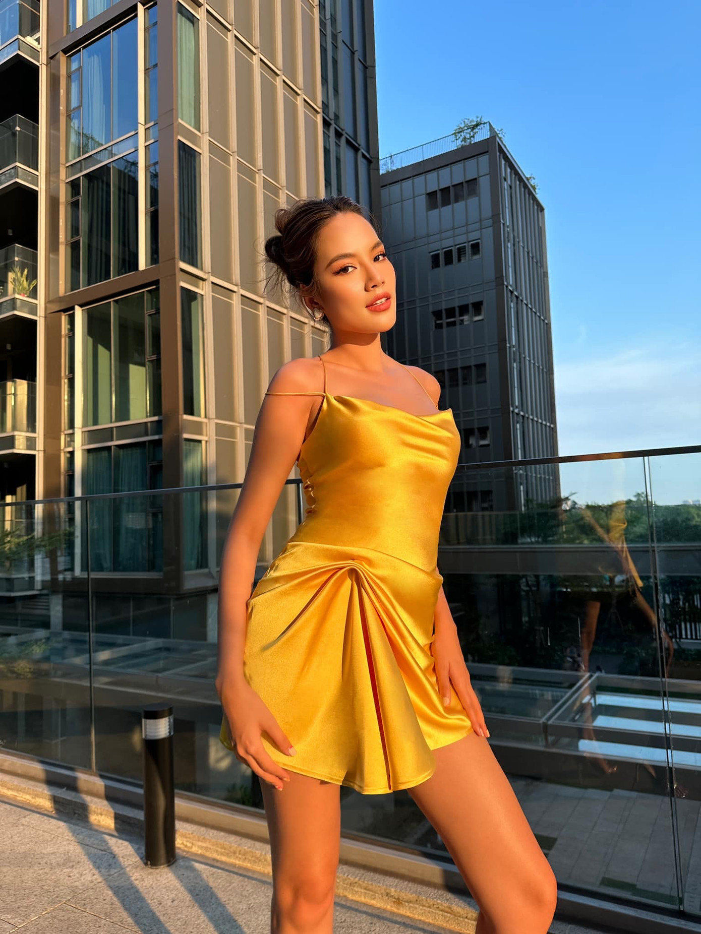 Người đẹp thường mặc váy áo bó sát để tôn lên số đo ba vòng gợi cảm 87-63-95 cm. Lê Hoàng Phương cũng nổi bật với chiều cao 1,76 m.