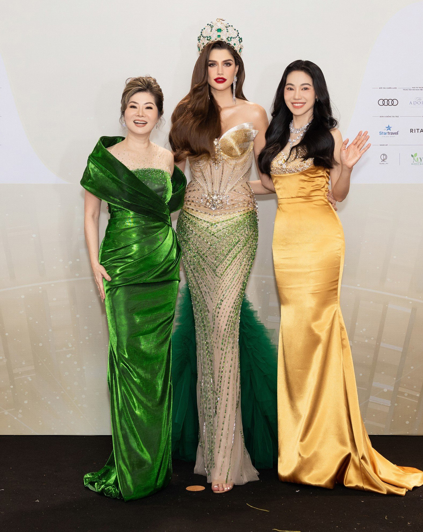 Đương kim Hoa hậu Hòa bình Quốc tế 2022 Isabella Menin diện váy sequin đính đá lấp lánh trên thảm đỏ.