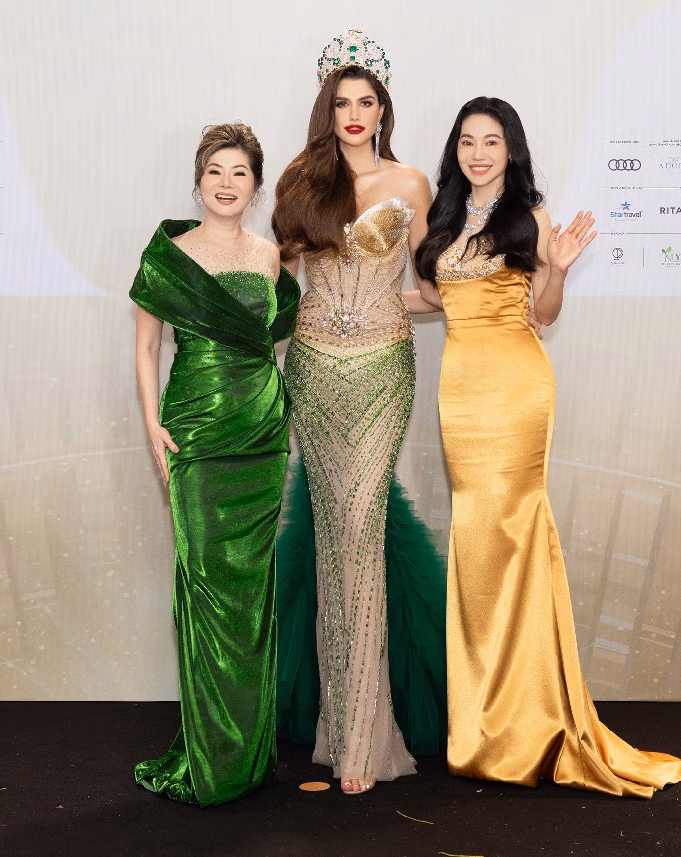 Đương kim Hoa hậu Hòa bình Quốc tế 2022 Isabella Menin diện váy sequin đính đá lấp lánh trên thảm đỏ.
