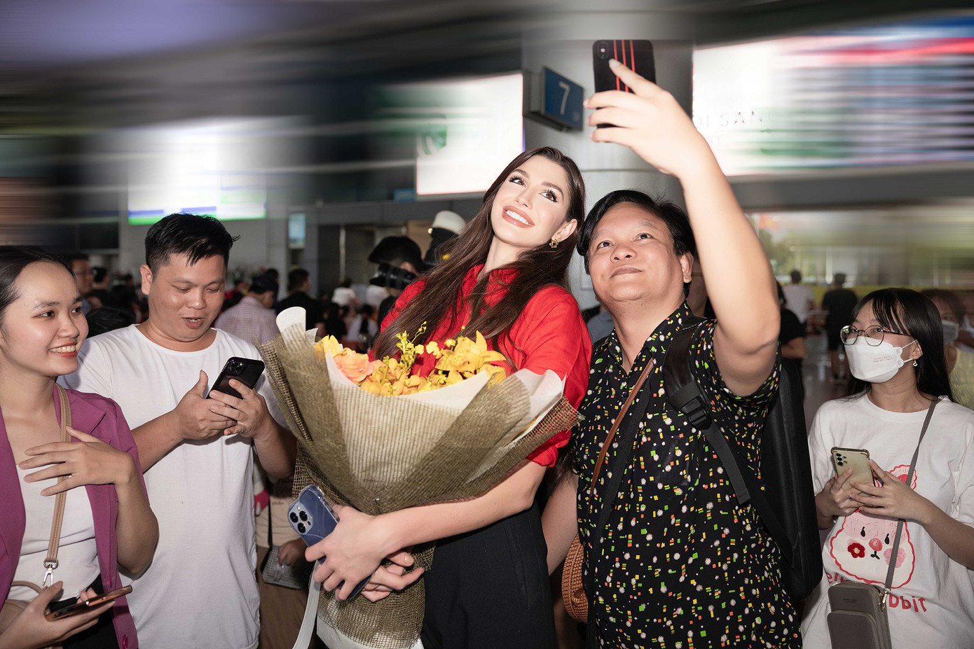 Hoa hậu Isabella nhận được sự chào đón nhiệt tình của người hâm mộ Việt Nam. Chung kết toàn quốc Miss Grand Vietnam - Hoa hậu Hòa bình Việt Nam 2023 có sự tham gia biểu diễn của ca sĩ Chi Pu, LONA Kiều Loan và Hieuthuhai.