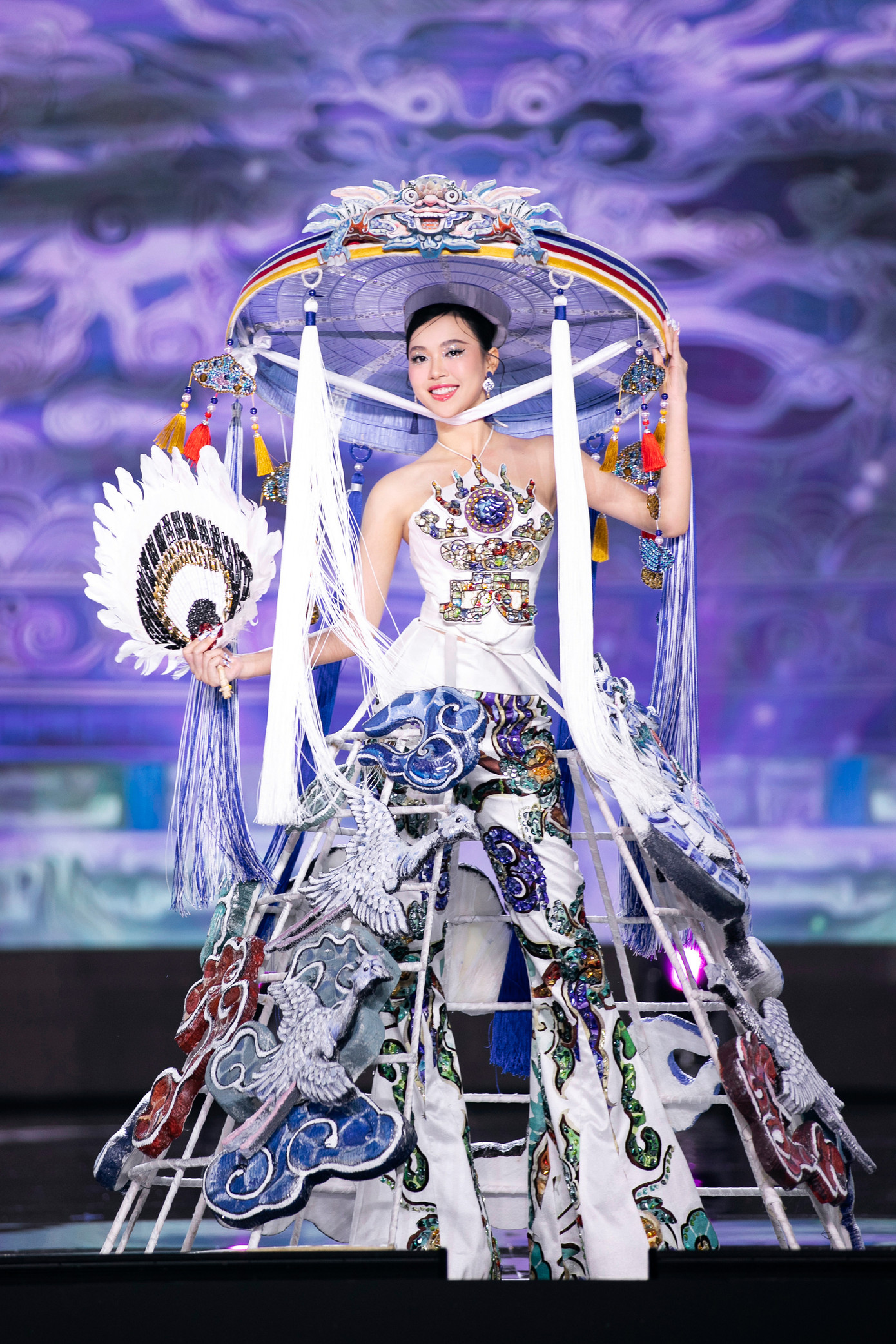 Á hậu Trịnh Thùy Linh trình diễn tác phẩm Ấn khảm. Tác phẩm lấy cảm hứng từ sự tái sinh của mảnh sành và sứ vỡ, thông qua bàn tay tài hoa của người nghệ nhân Việt, tỉ mỉ khảm nên từng tác phẩm nghệ thuật công phu.