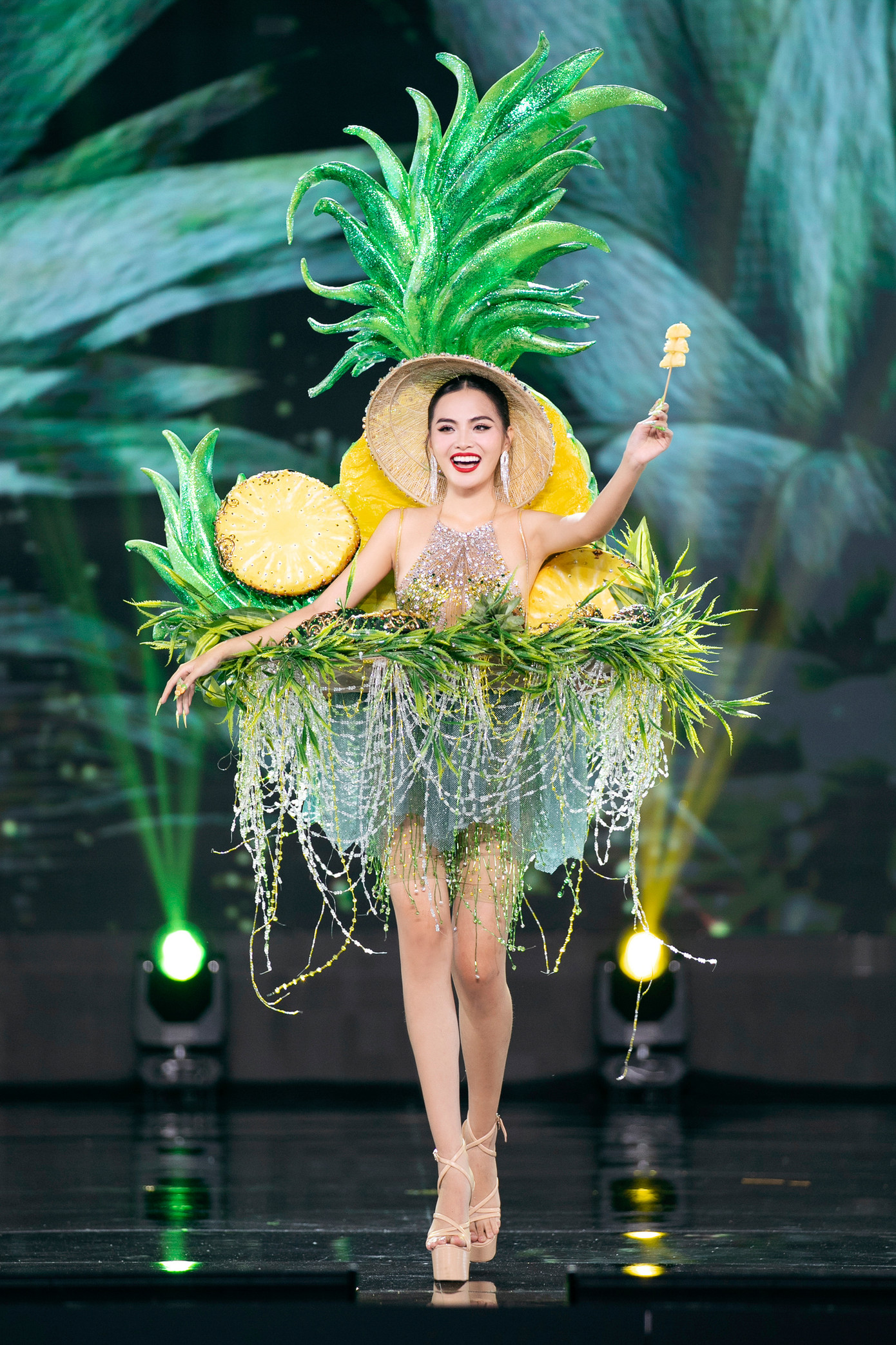 Nhà sử học cũng cho rằng phần thi National Costume mới bước sang năm thứ hai nên khán giả hãy đón nhận cái mới ở góc độ cởi mở, bao dung hơn.