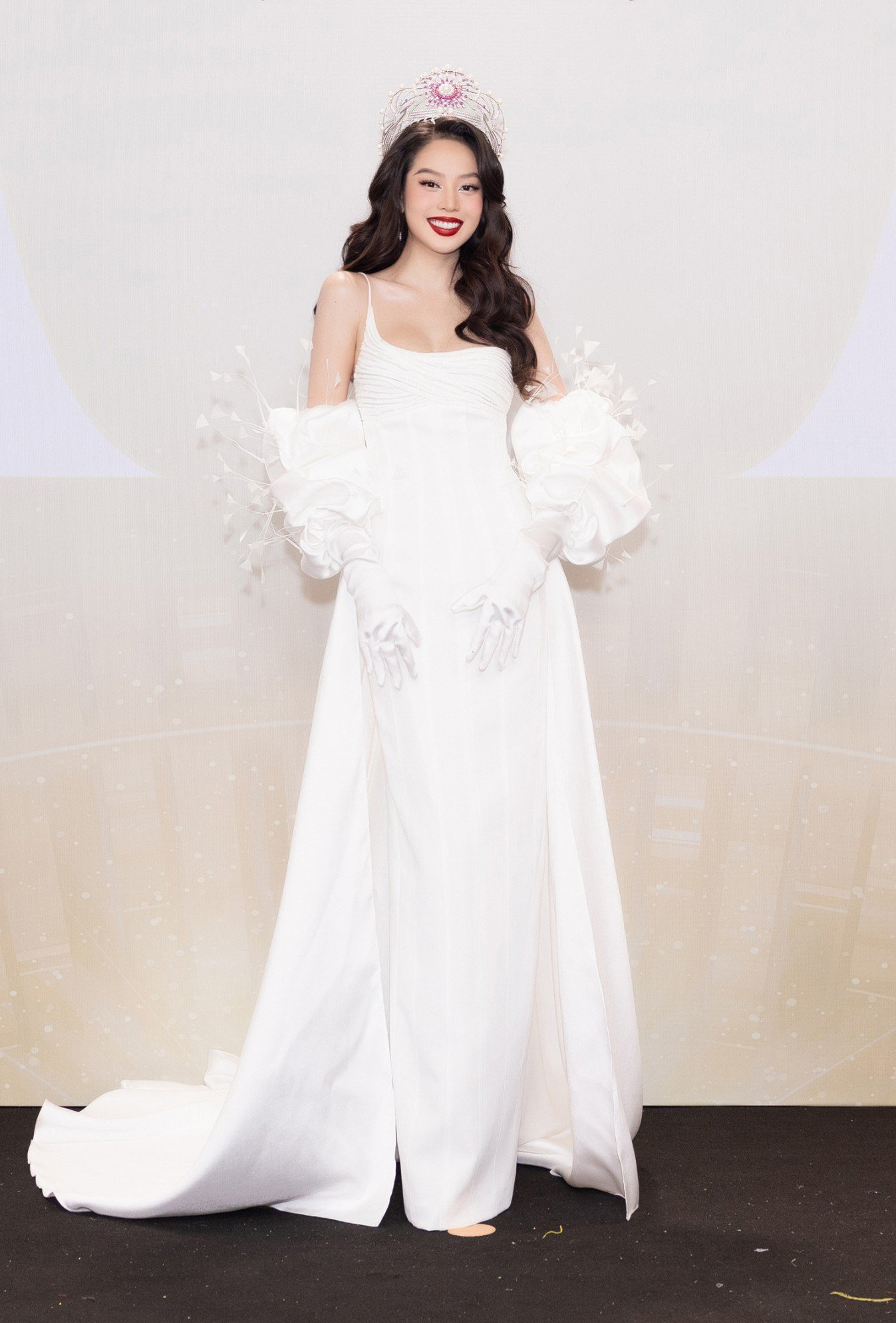 Hoa hậu Thanh Thủy diện váy trắng đính lông vũ trên thảm đỏ. Hoa hậu Đỗ Thị Hà diện váy xanh khoe chân dài 1,1 m.