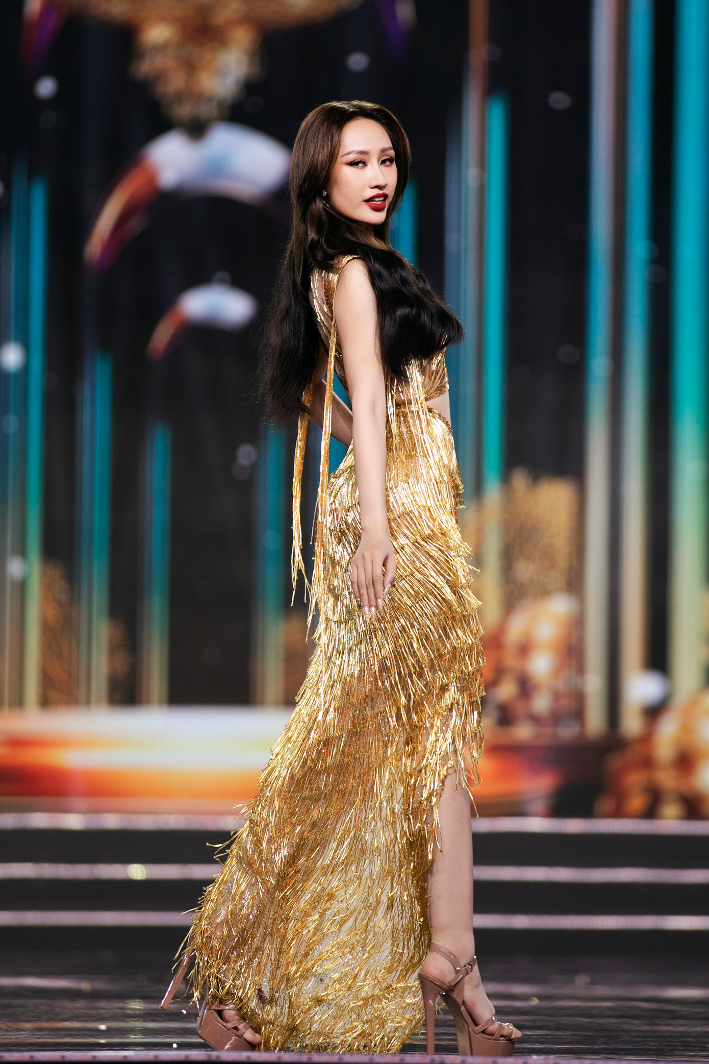Miss Grand Đồng Nai - Phạm Hoàng Kim Dung mặc váy tua rua tông màu vàng gold.