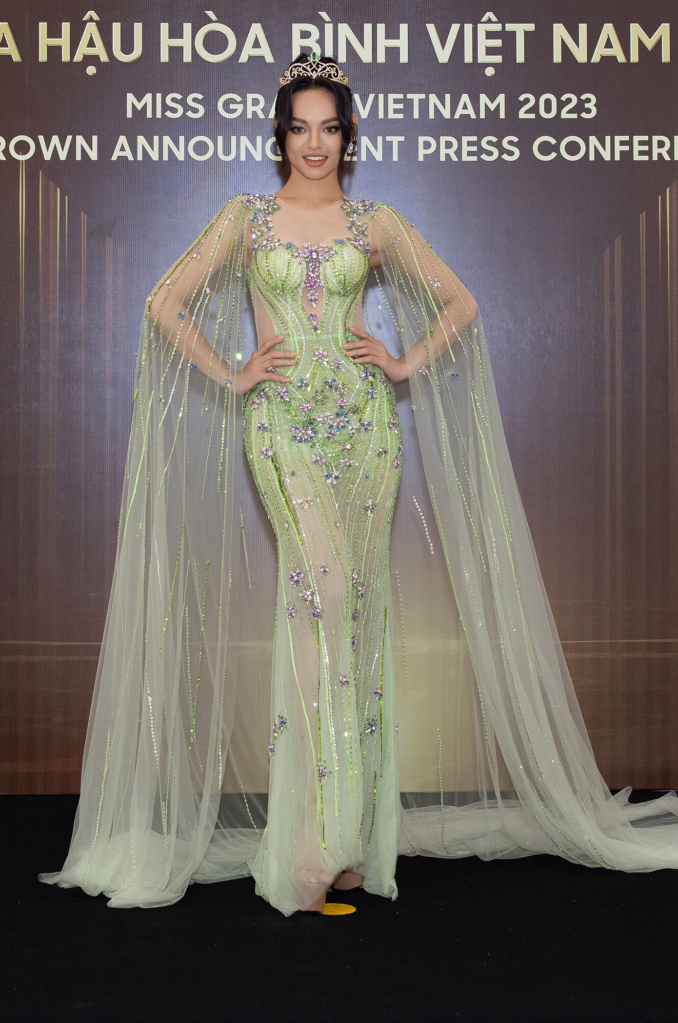 4 Á hậu Hoà bình Việt Nam 2022 là Chế Nguyễn Quỳnh Châu, Tuyết Như, Minh Thư, Mai Ngô cũng xuất hiện tại sự kiện. Các người đẹp cùng diện trang phục tông màu xanh.