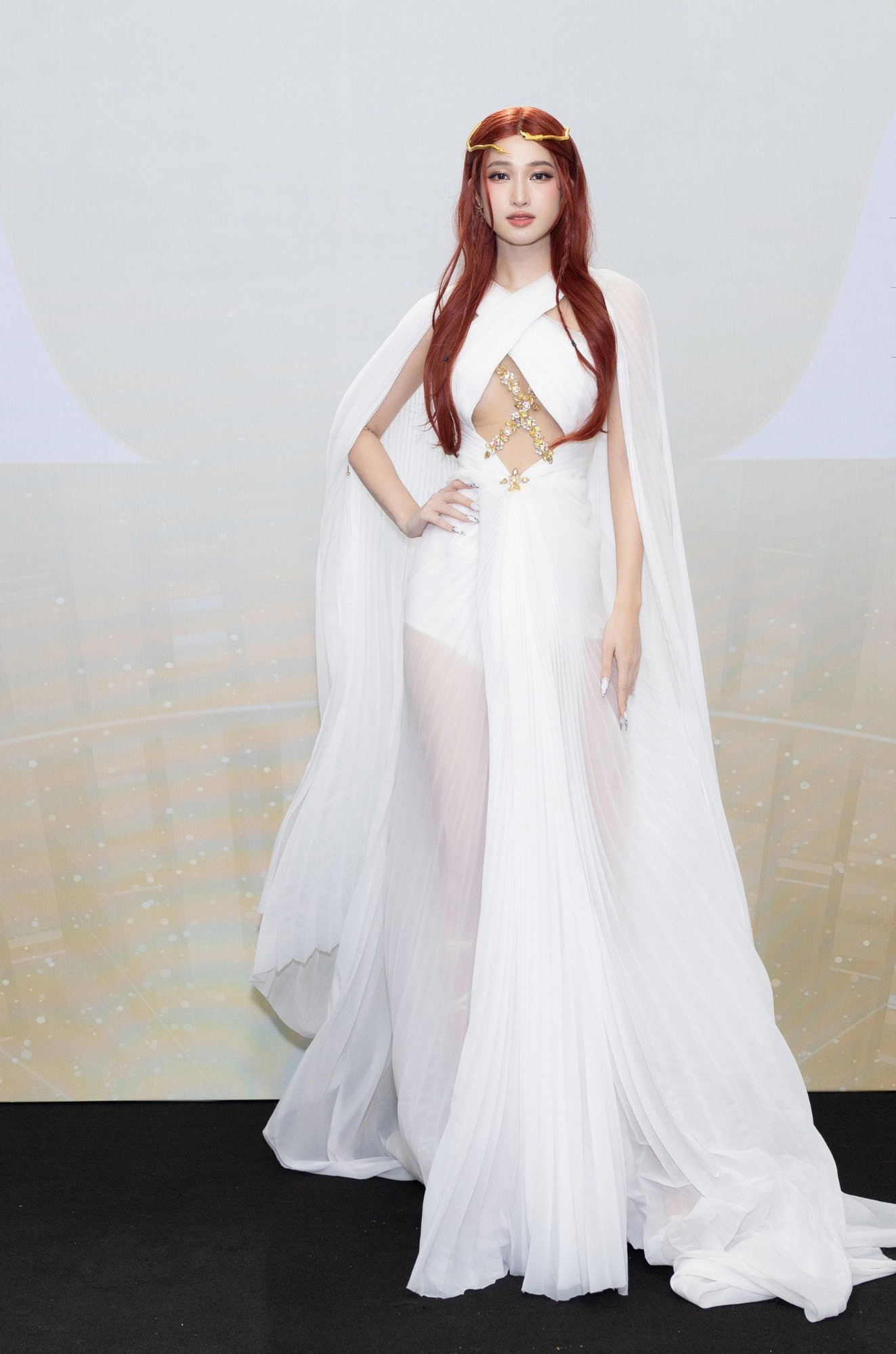 Á hậu Ngọc Thảo mặc váy sequin xẻ vòng một. Á hậu Phương Nhi thay đổi phong cách với váy trắng cut-out và mái tóc đỏ lạ mắt.