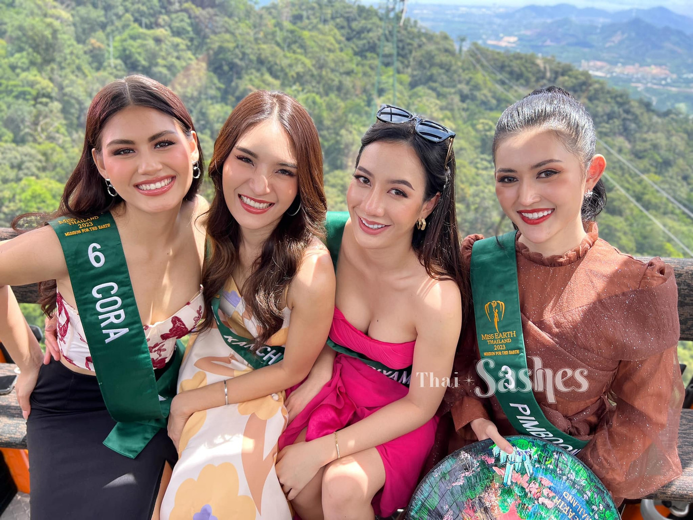 Các người đẹp hào hứng, thích thú khi trải nghiệm cảm giác ngồi cáp treo để lên cầu Vàng.