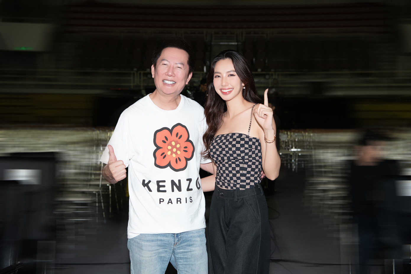 Ông Nawat và Hoa hậu Thùy Tiên tham gia buổi tổng duyệt.